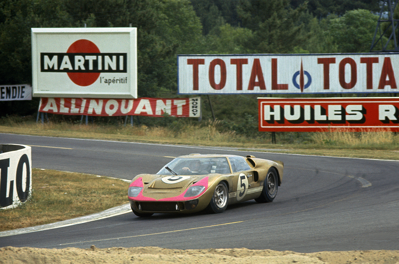 Le Mans star GT40 could make £9m at auction