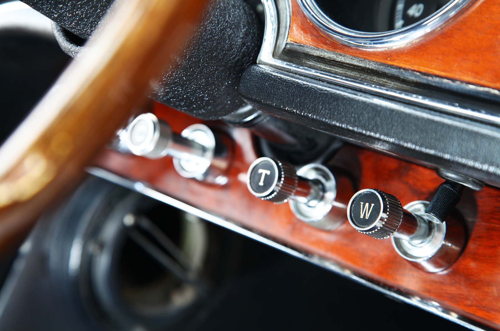 Chevrolet Corvette Sting Ray vs Jaguar E-type vs Toyota 2000GT