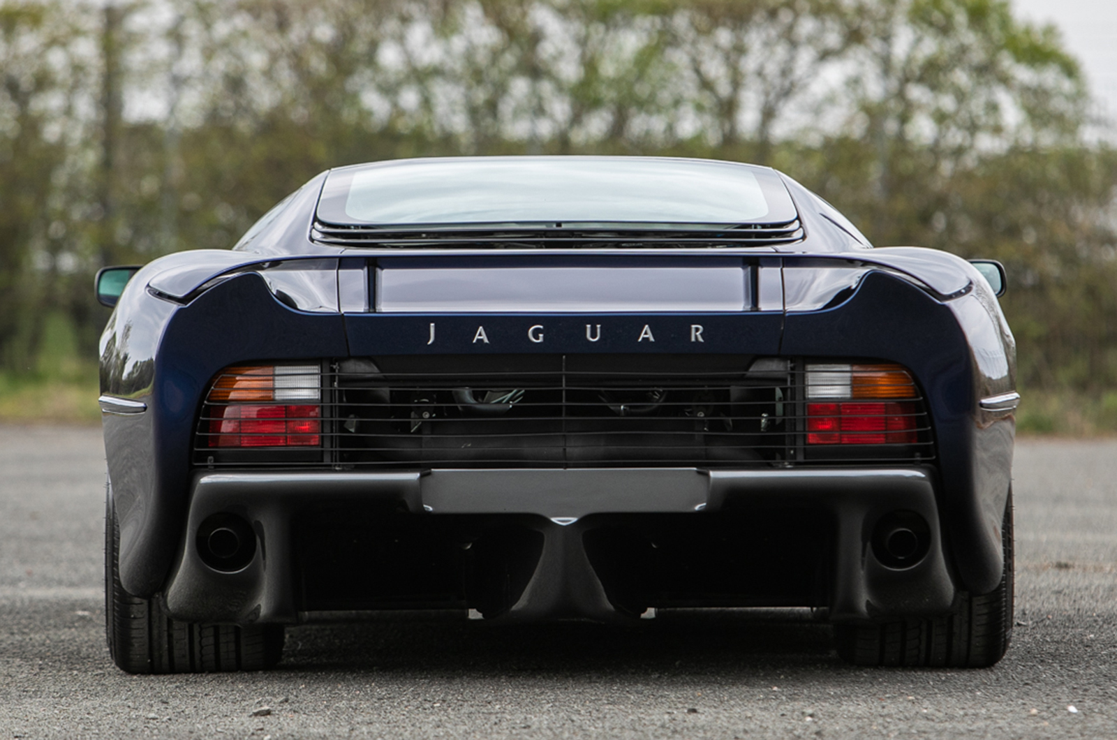 Classic & Sports Car – When did you last see two Jaguar XJ220s in one auction?