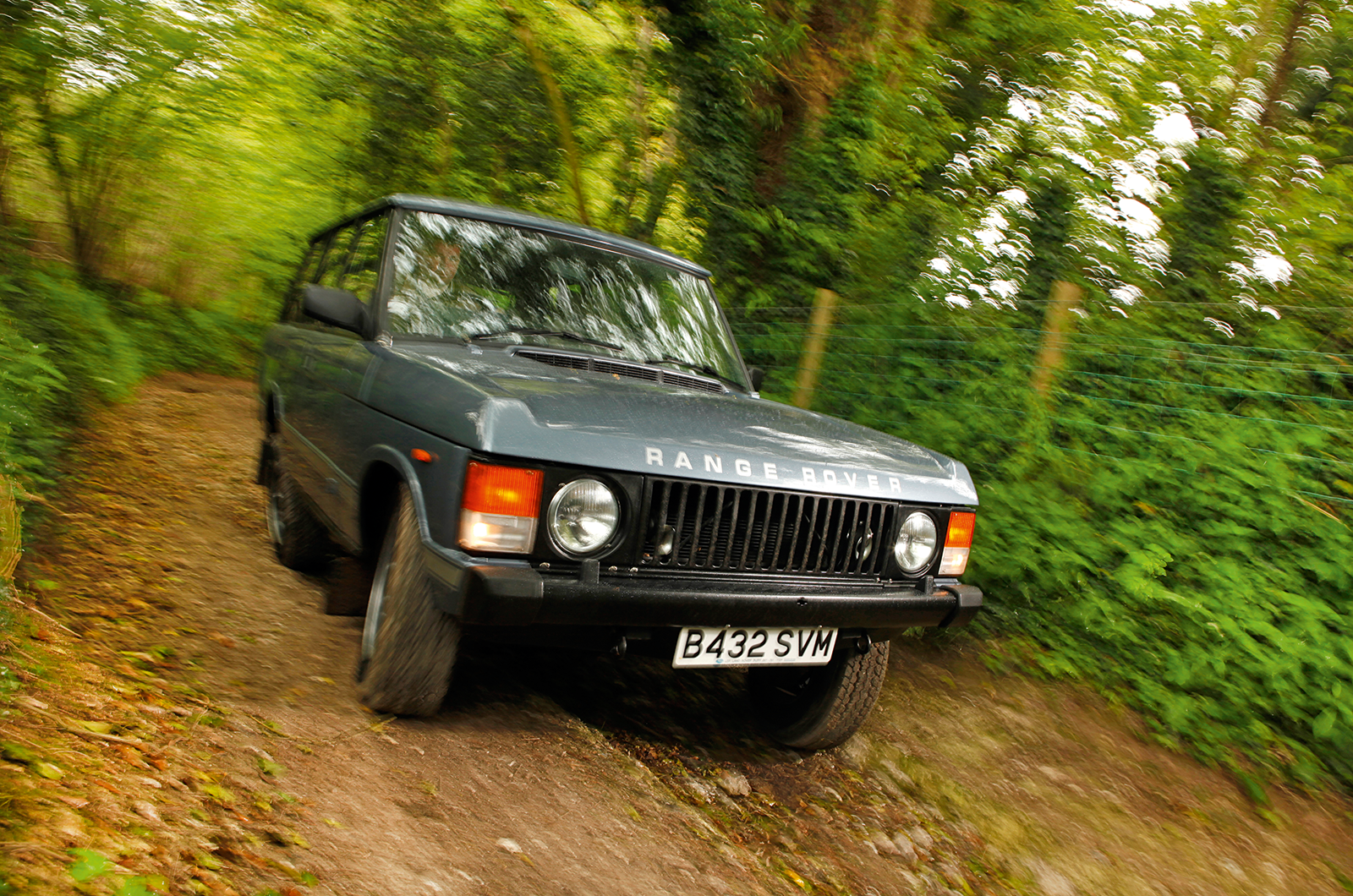 Classic & Sports Car – Luxury on the farm: Range Rover vs Mercedes G-Wagen