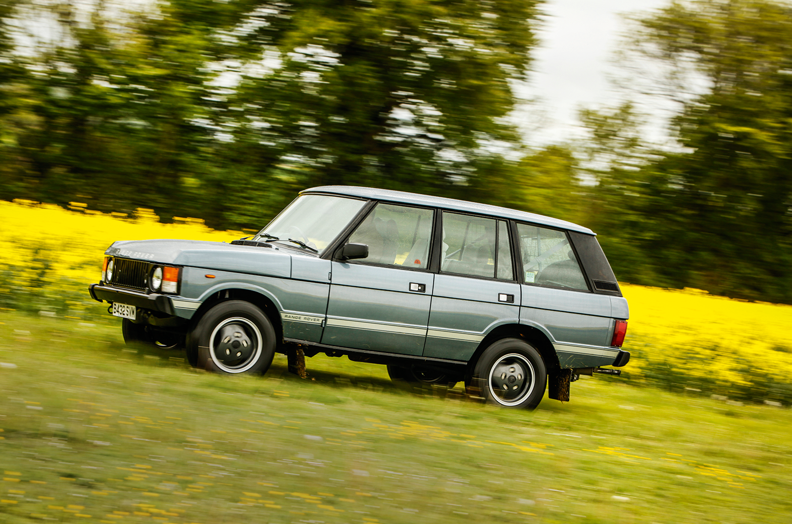 Classic & Sports Car – Luxury on the farm: Range Rover vs Mercedes G-Wagen