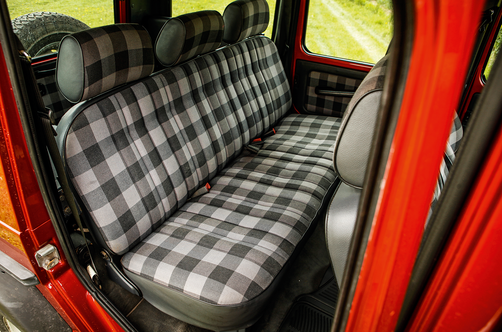 Classic & Sports Car – Luxury on the farm: Range Rover vs Mercedes G-Wagen