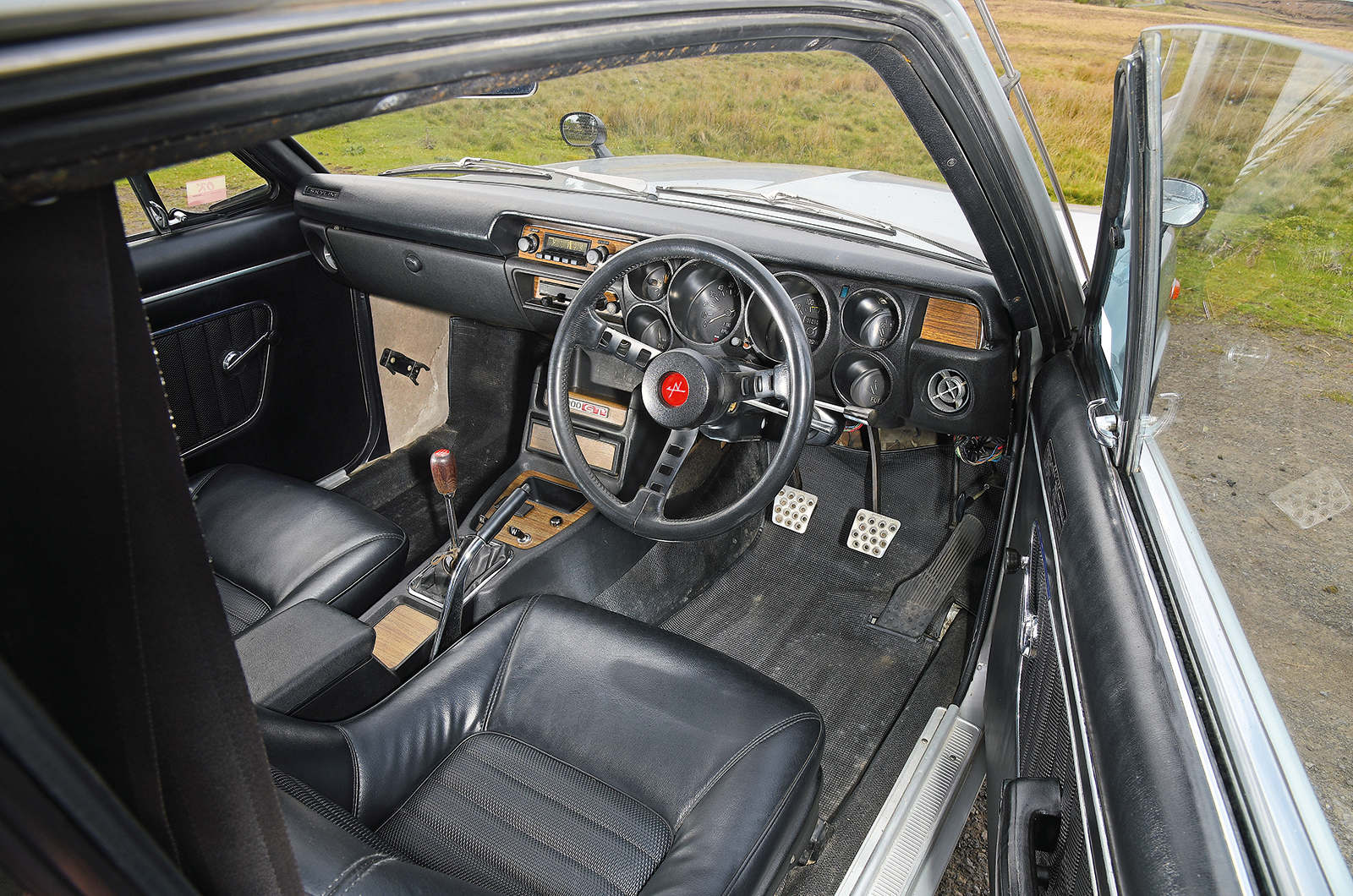 Classic & Sports Car – The sky’s the limit: Nissan Skyline R32 meets 2000GT-R