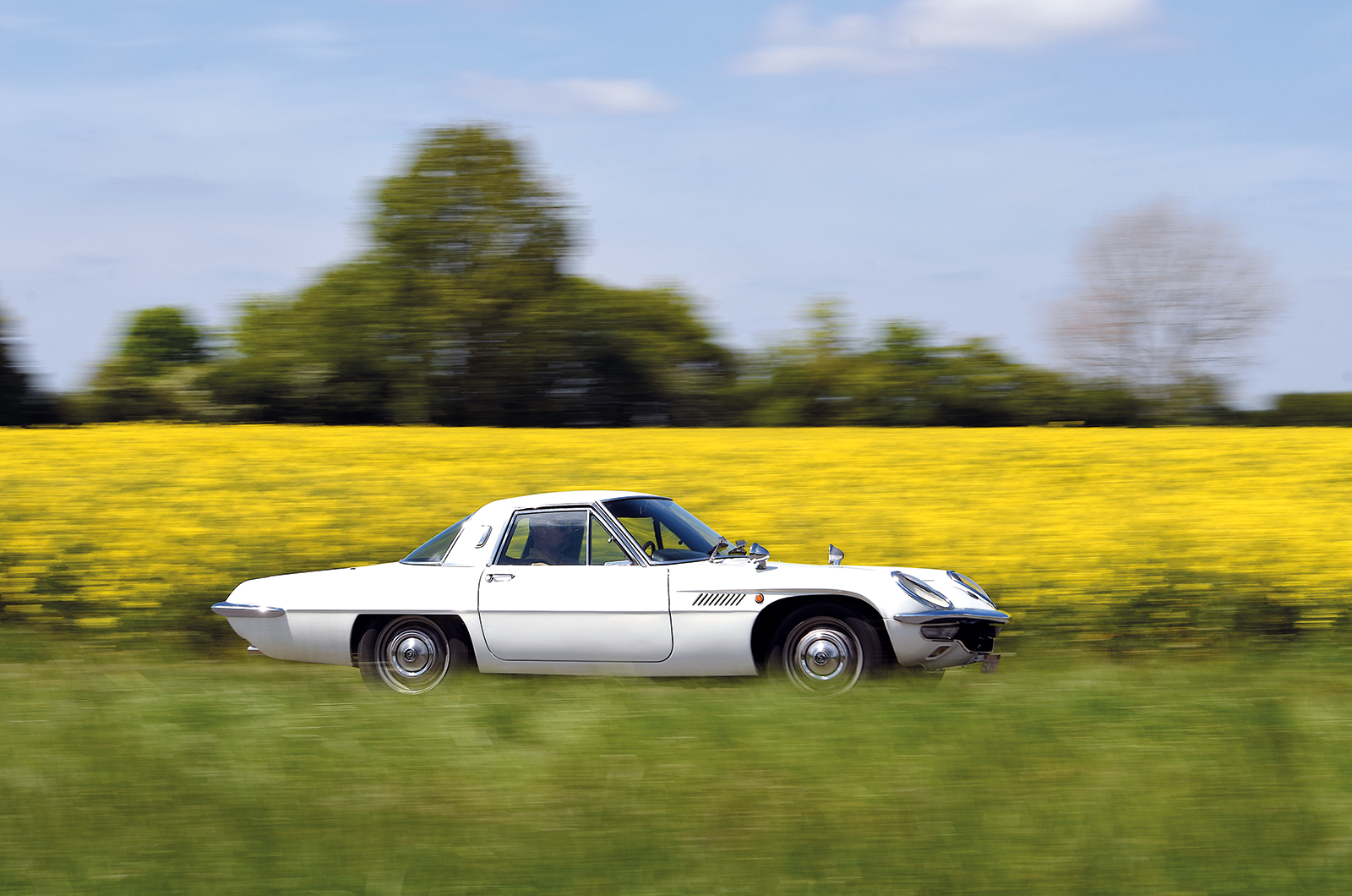 Recognisable lines of the Cosmo take inspiration from the Ford Thunderbird, with Mercedes-esque ‘eyebrows’ over the wheels