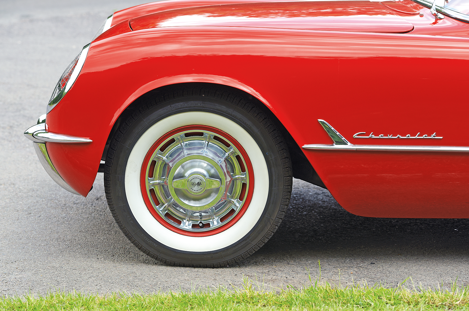 Classic & Sports Car – Mercedes-Benz 190SL vs Chevrolet Corvette C1