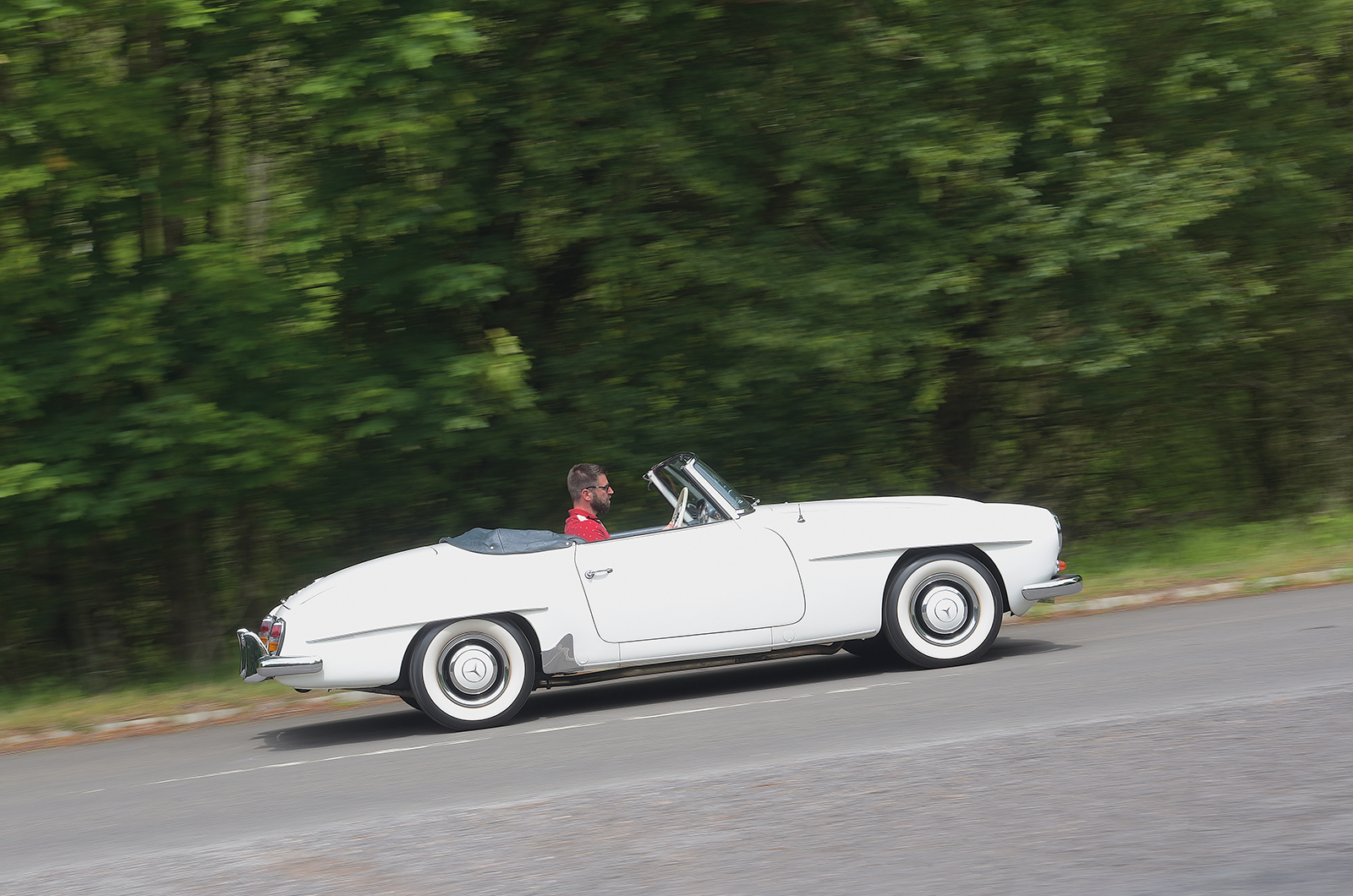 Classic & Sports Car – Mercedes-Benz 190SL vs Chevrolet Corvette C1