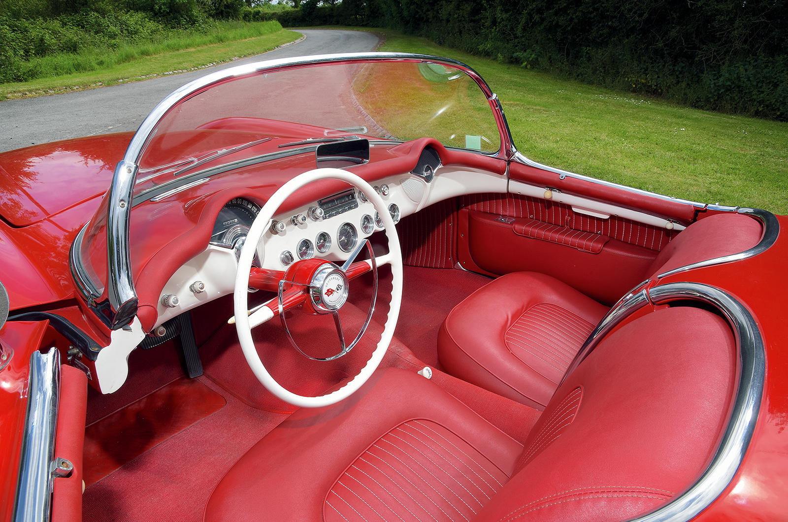 Classic & Sports Car – Mercedes-Benz 190SL vs Chevrolet Corvette C1