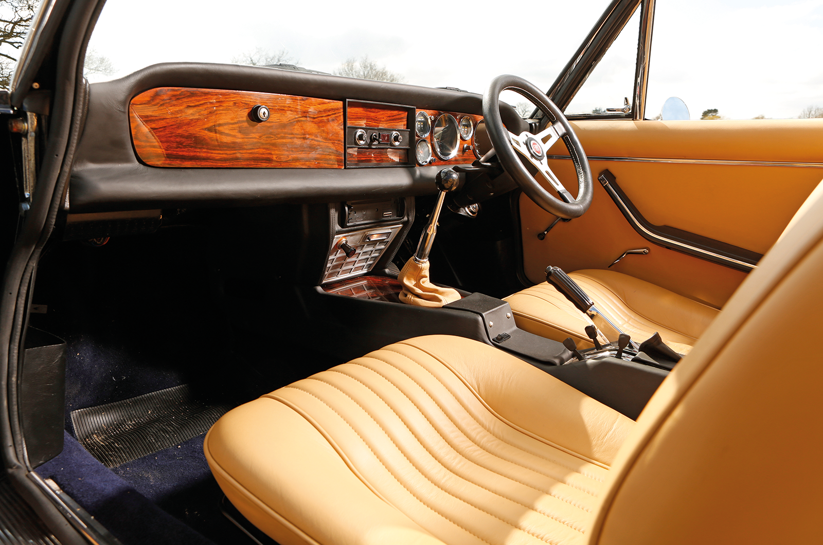 Classic & Sports Car – Drop-top darlings: Fiat 124 vs Alfa Romeo Spider