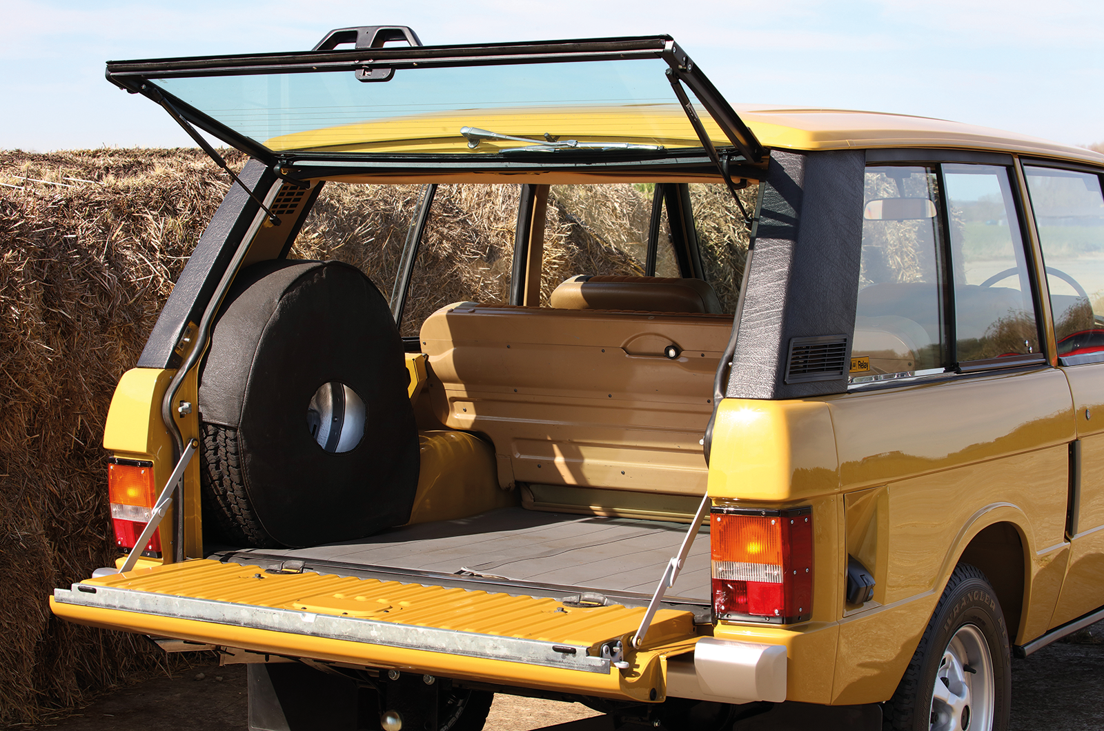 Classic & Sports Car – Estates of mind: Triumph PI Estate vs Range Rover