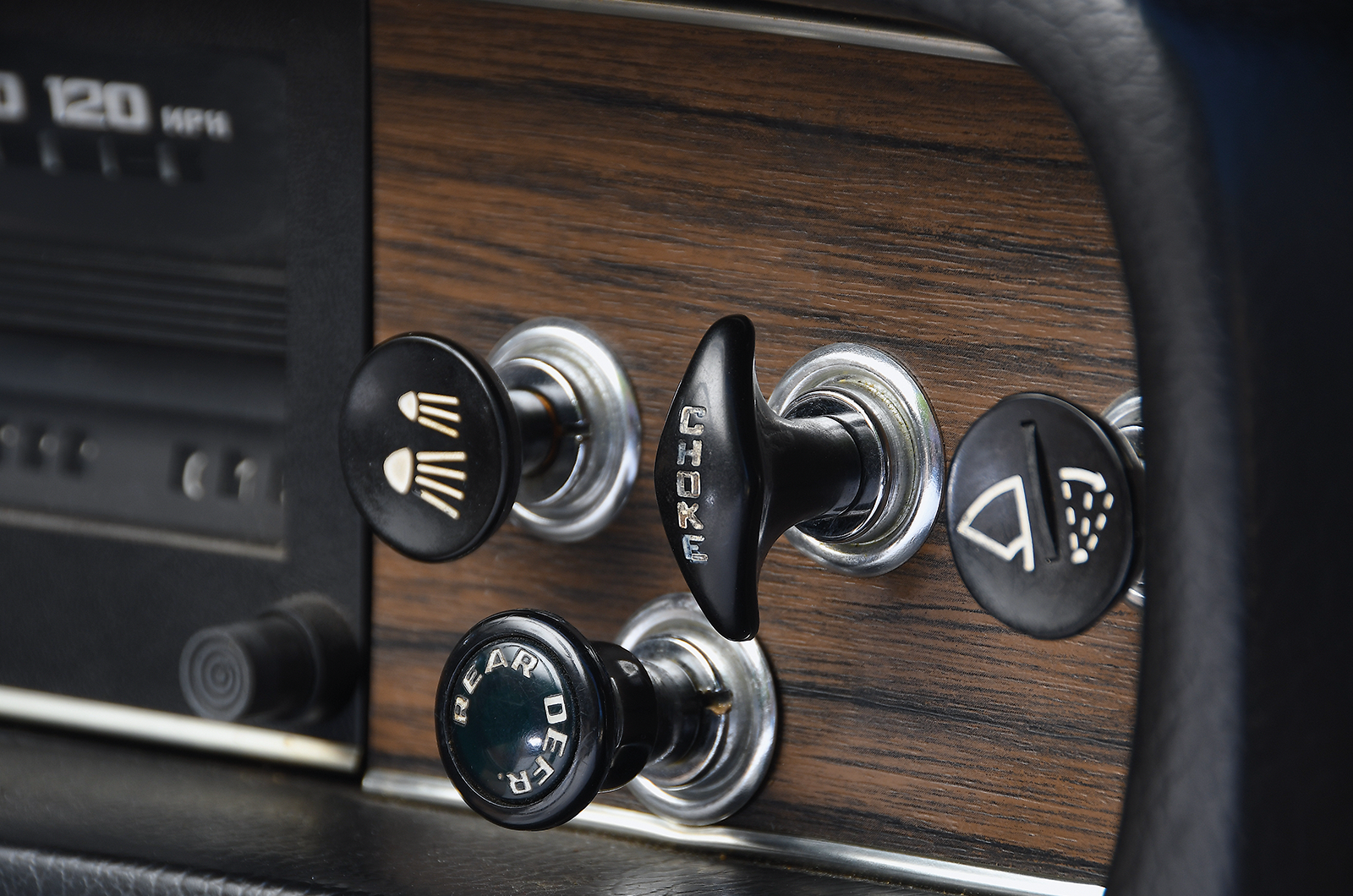 Classic & Sports Car – Executive elegance: Volvo 164 vs Daimler Sovereign 2.8