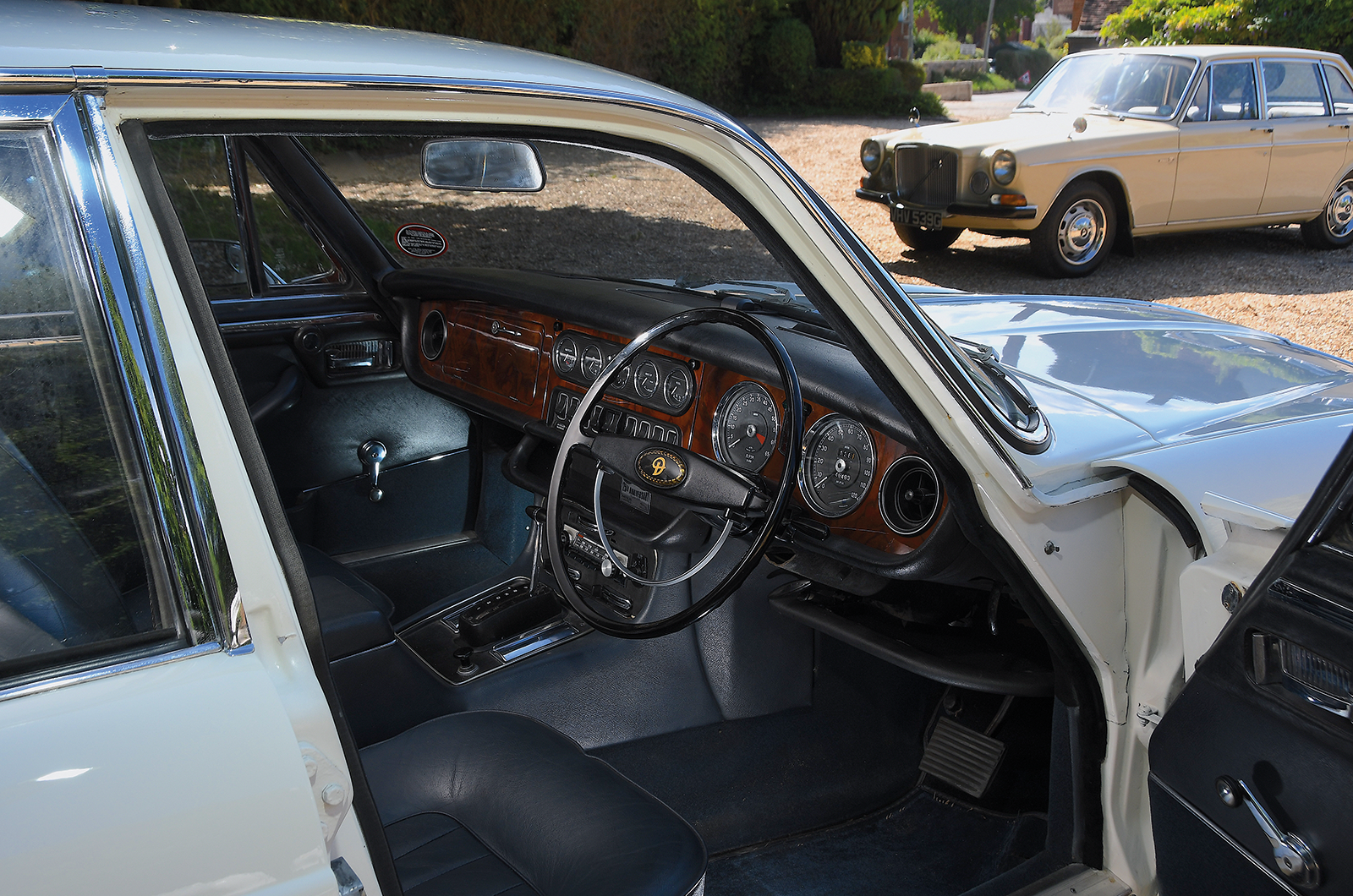 Classic & Sports Car – Executive elegance: Volvo 164 vs Daimler Sovereign 2.8