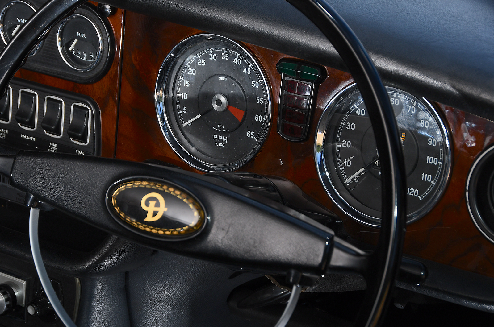 Classic & Sports Car – Executive elegance: Volvo 164 vs Daimler Sovereign 2.8