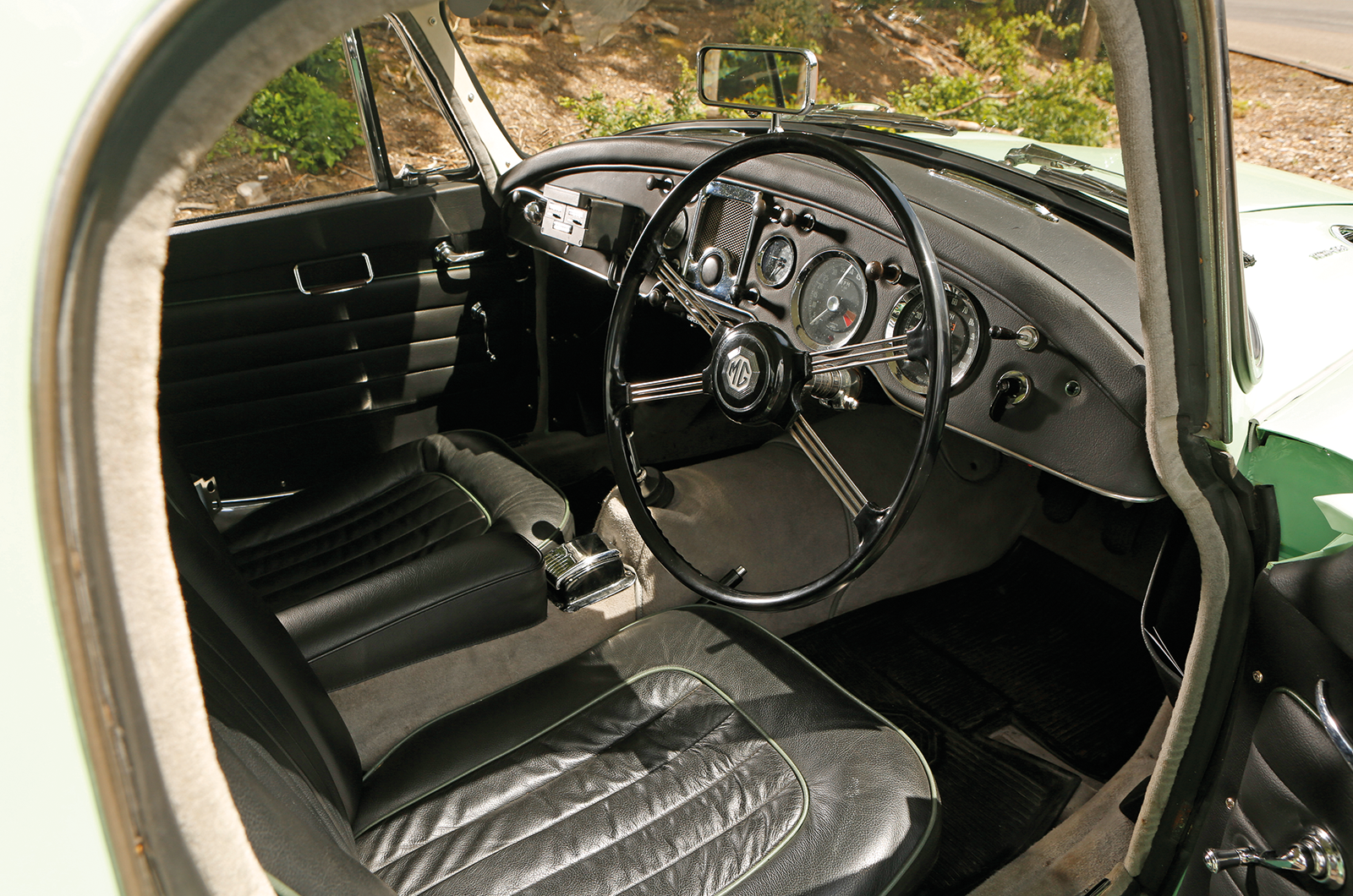 Classic & Sports Car – Little gems: Alfa Romeo vs MG vs Lotus vs Porsche