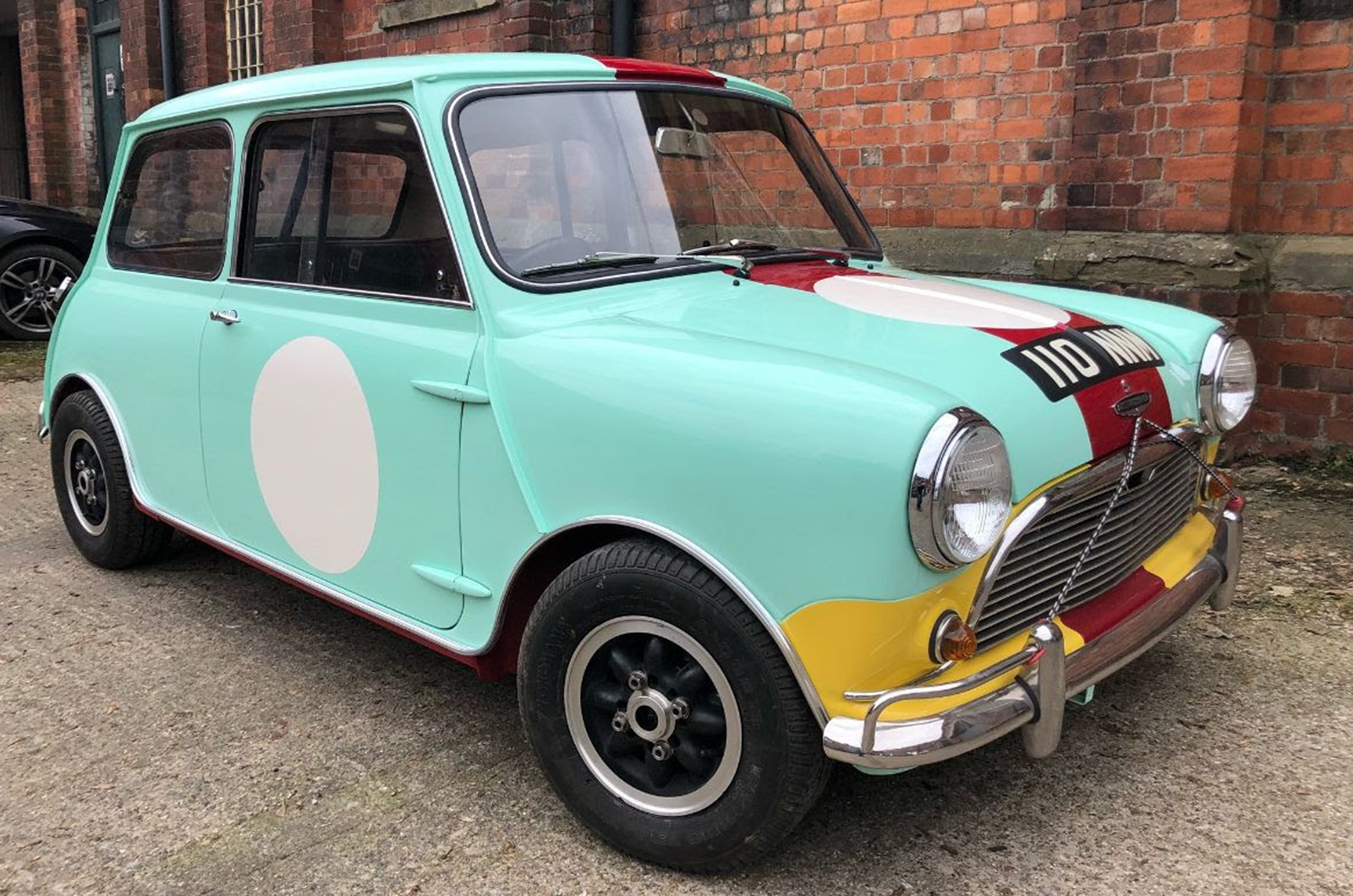 Classic & Sports Car – E-type 60 invites Minis to the party