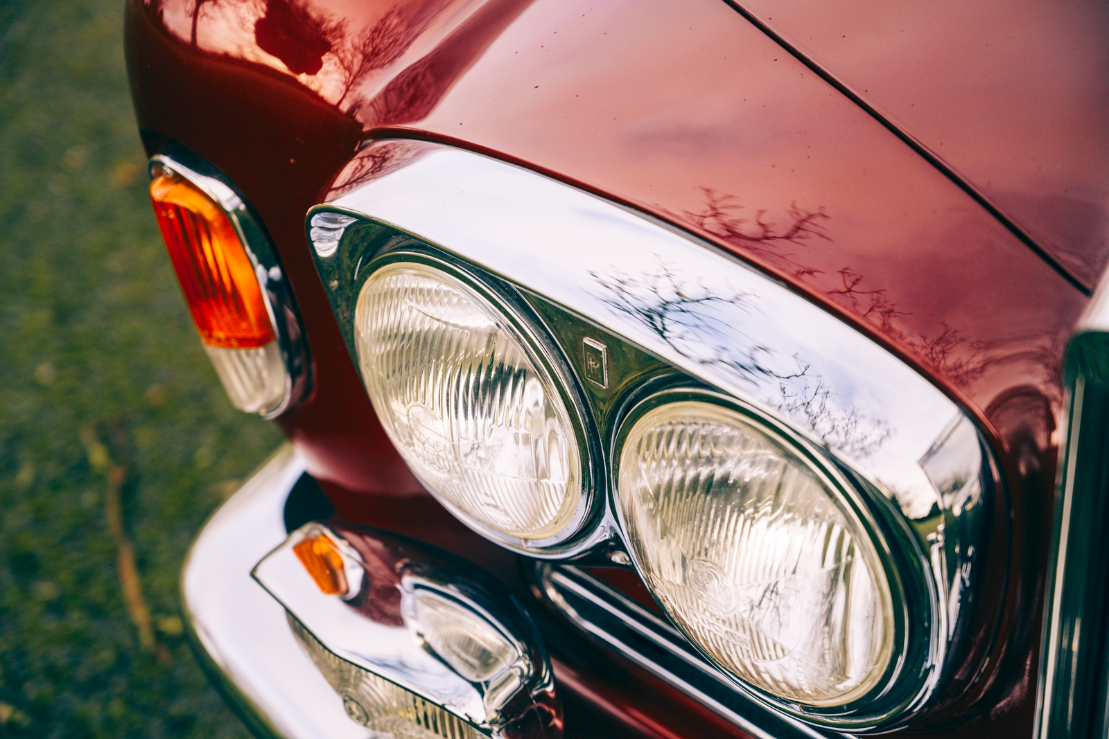 Classic & Sports Car – Glamour models: Mercedes-Benz 280SE 3.5 Coupé vs Rolls-Royce Silver Shadow MPW