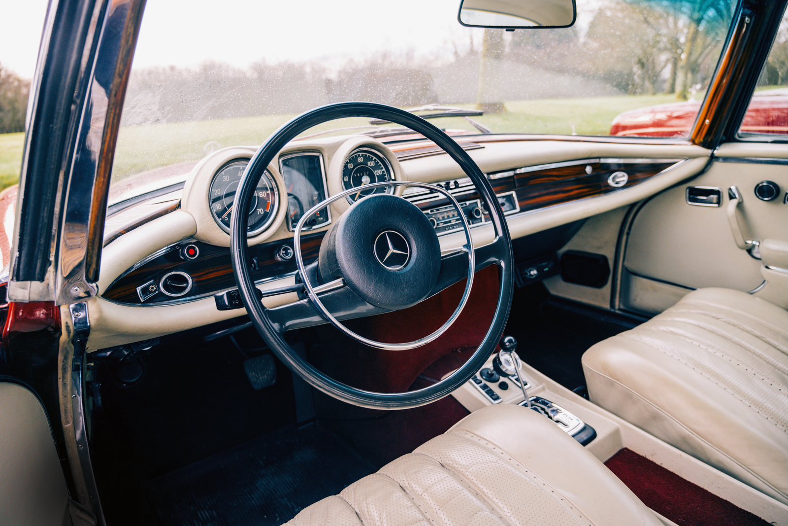 Classic & Sports Car – Glamour models: Mercedes-Benz 280SE 3.5 Coupé vs Rolls-Royce Silver Shadow MPW