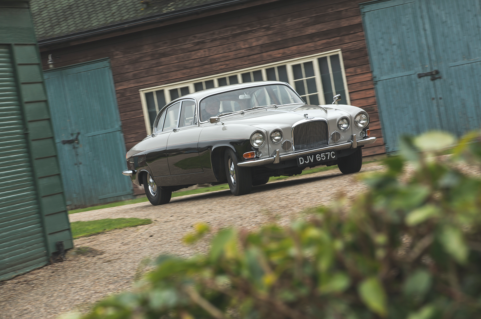 Classic & Sports Car – When size matters: Jaguar MkVIIM vs MkX