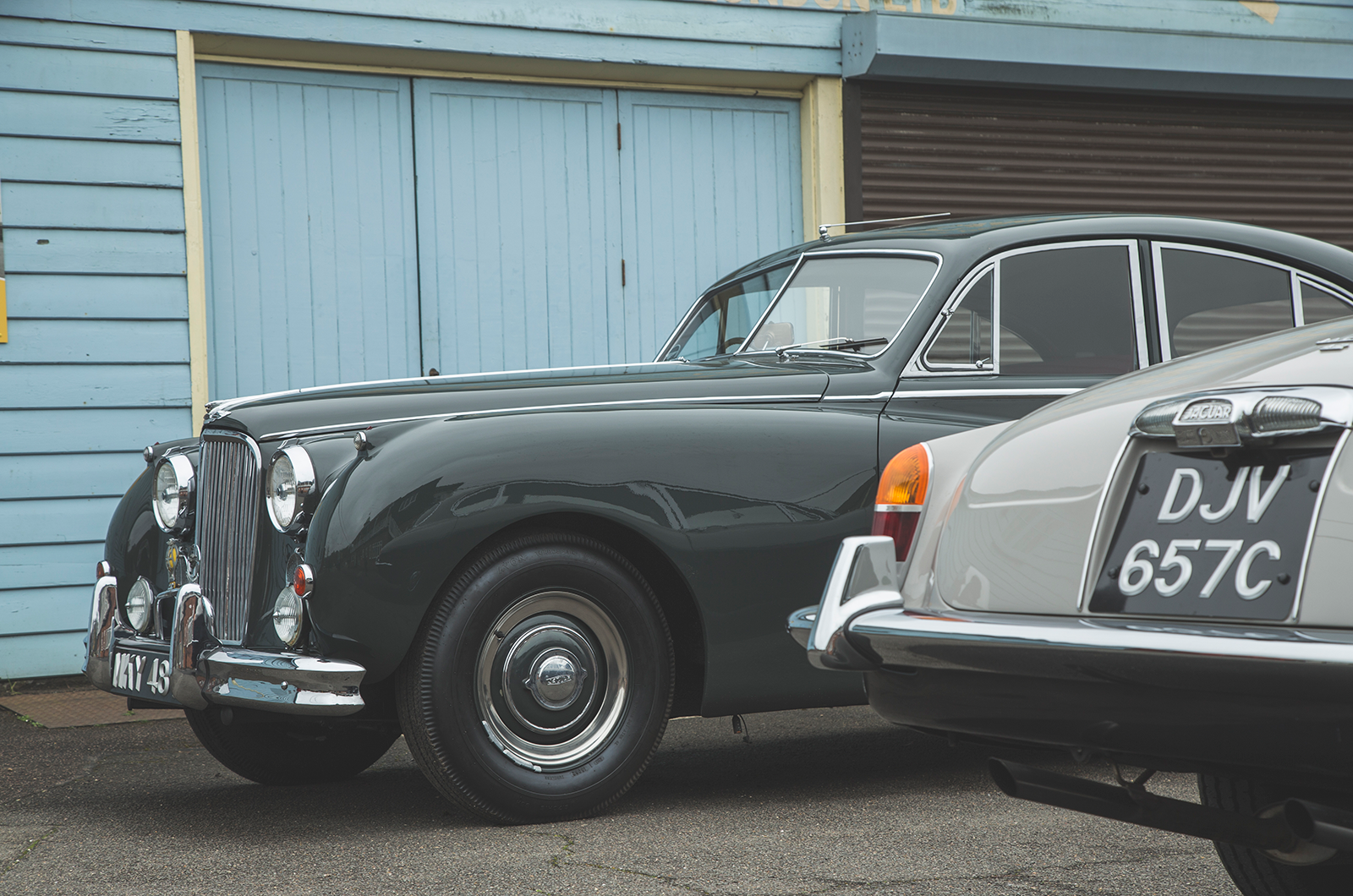 Classic & Sports Car – When size matters: Jaguar MkVIIM vs MkX