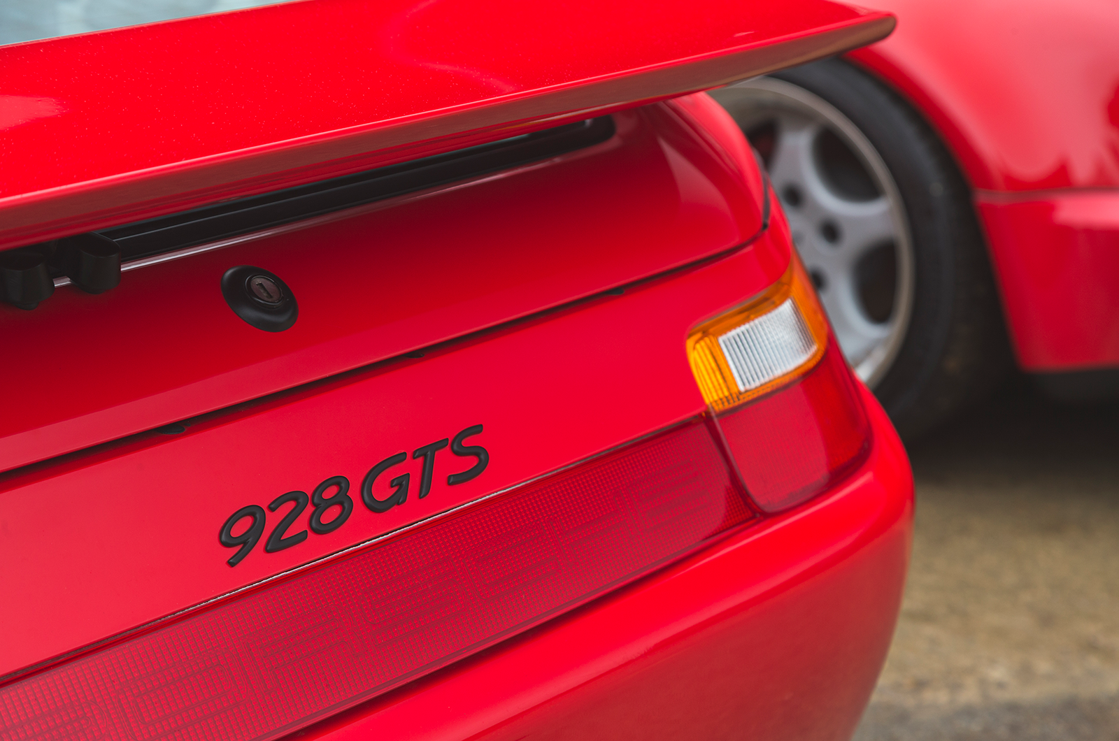 Classic & Sports Car – Porsche dream machines: 911 RS 3.8 vs 928 GTS