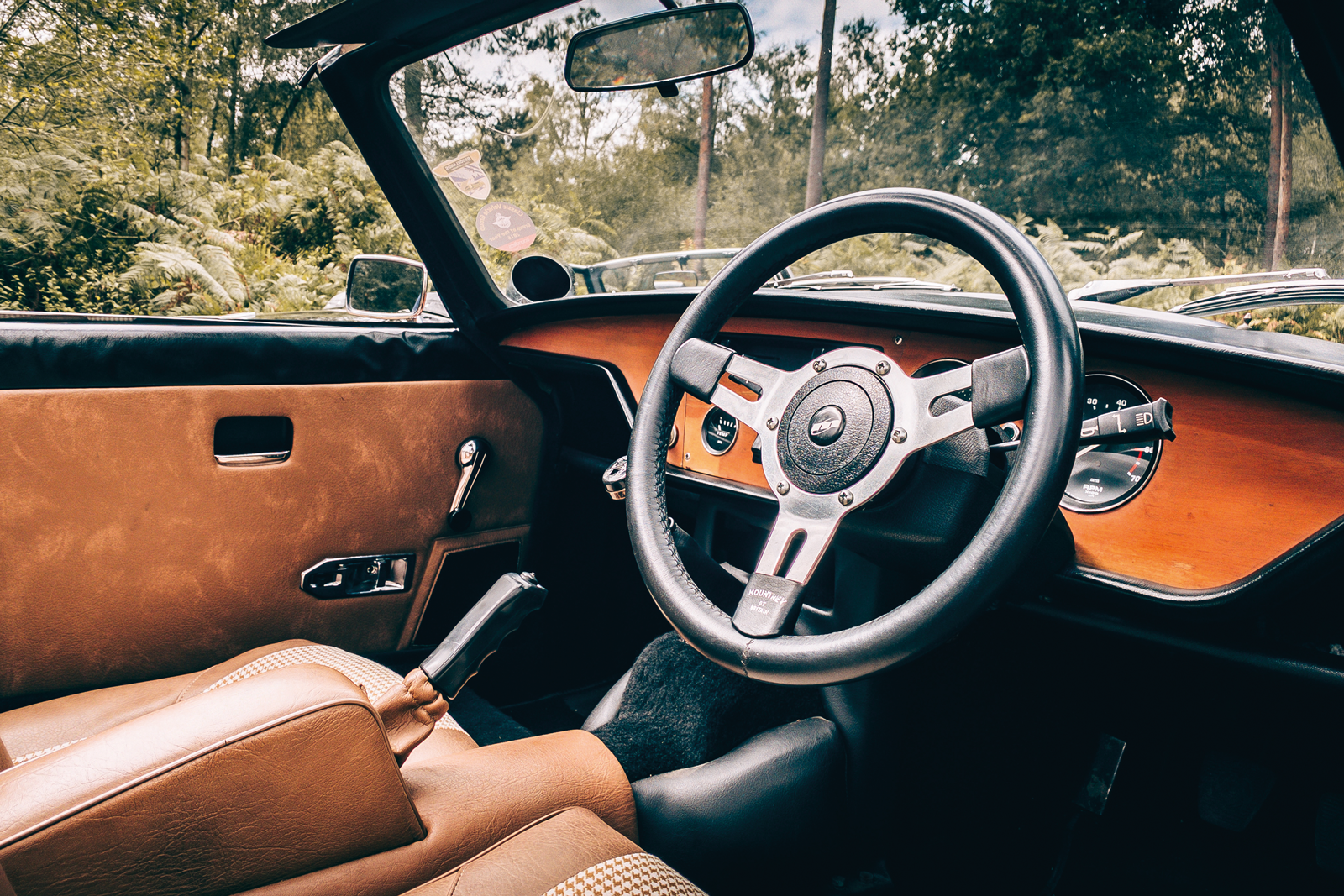 Classic & Sports Car – Shared heart: MG Midget 1500 vs Triumph Spitfire 1500