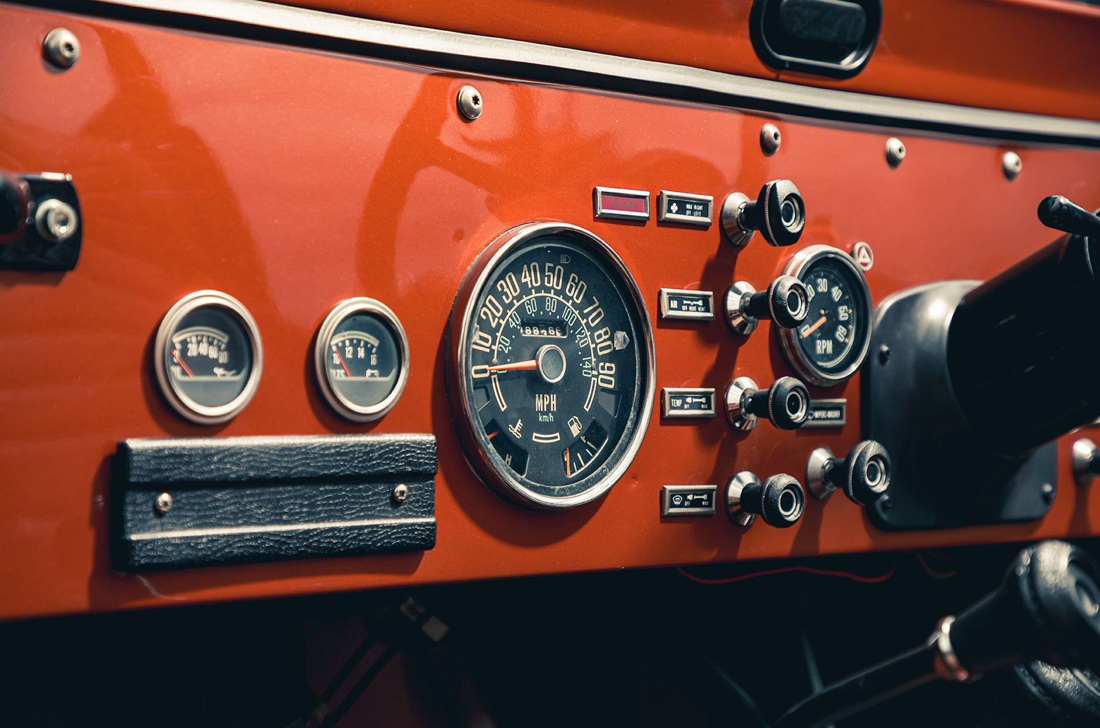 Classic & Sports Car – En vogue off road: Jeep CJ-7 vs Toyota FJ40