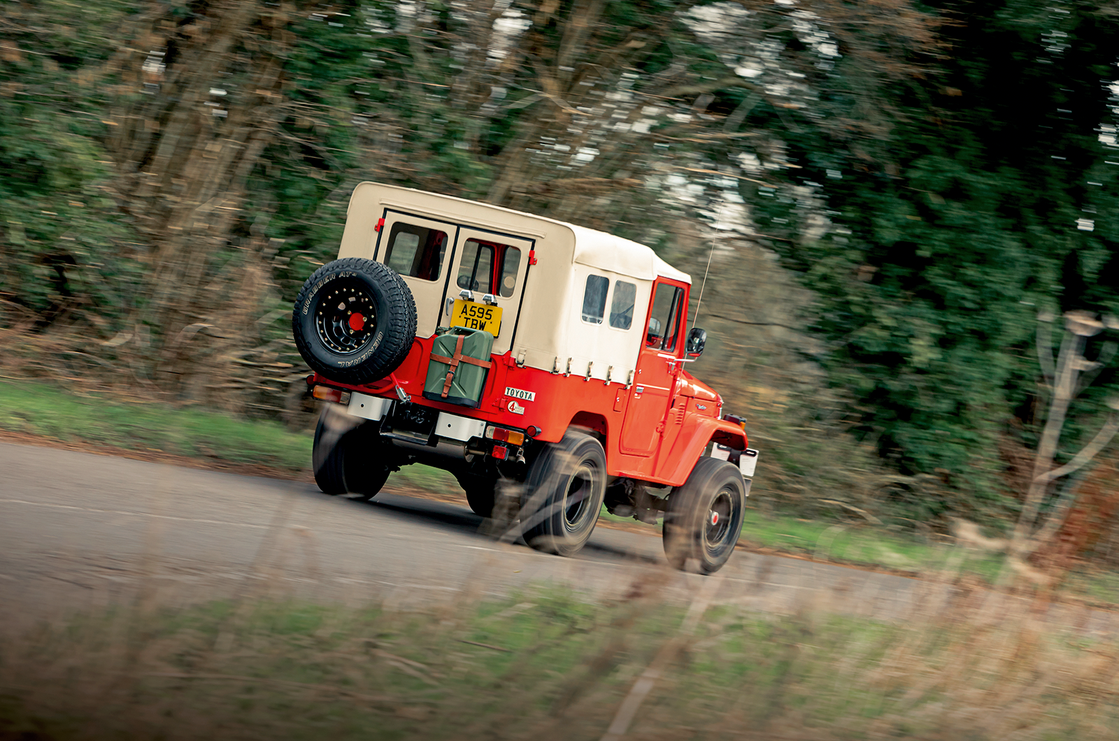 Classic & Sports Car – En vogue off road: Jeep CJ-7 vs Toyota FJ40