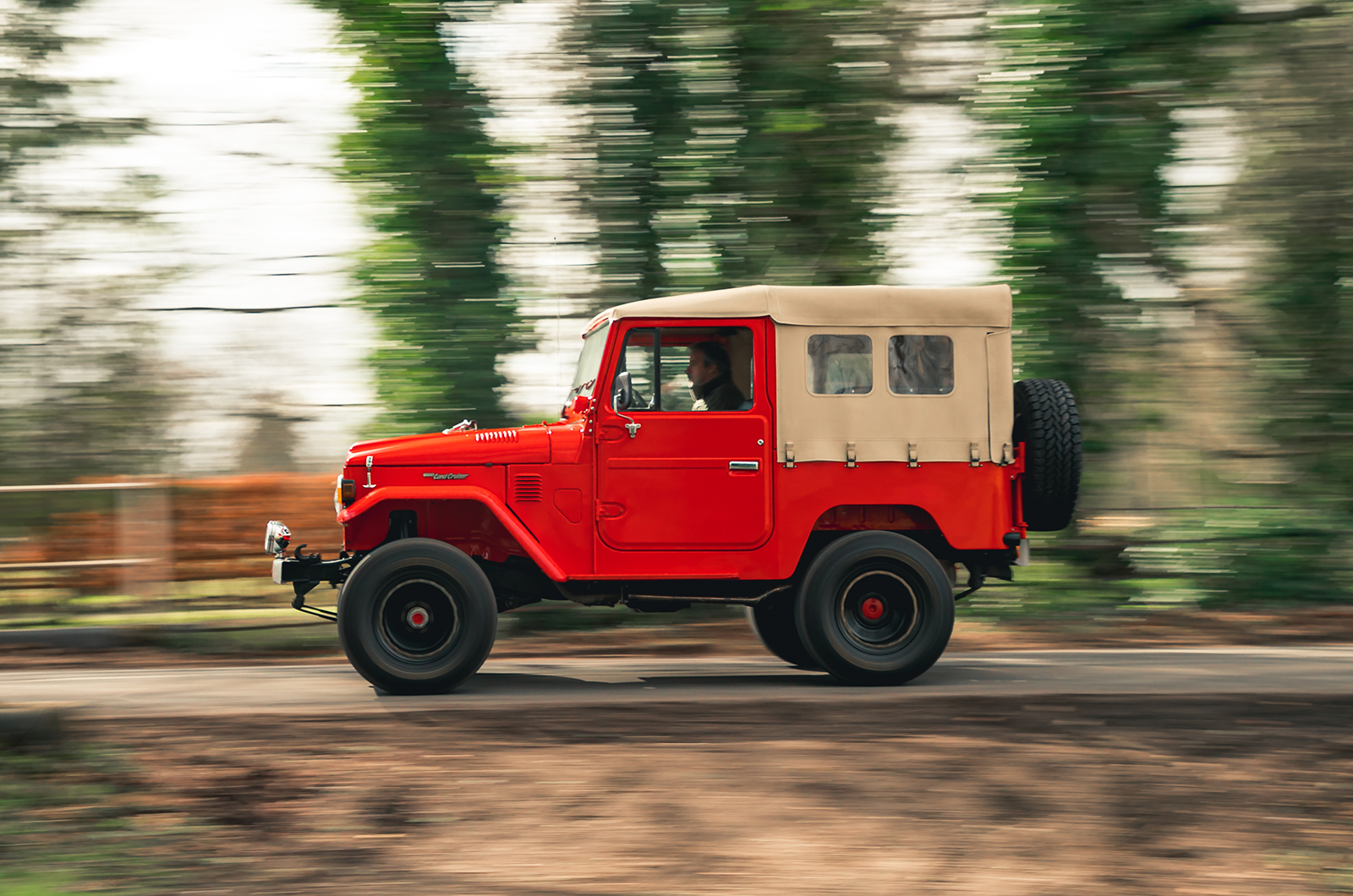 Classic & Sports Car – En vogue off road: Jeep CJ-7 vs Toyota FJ40