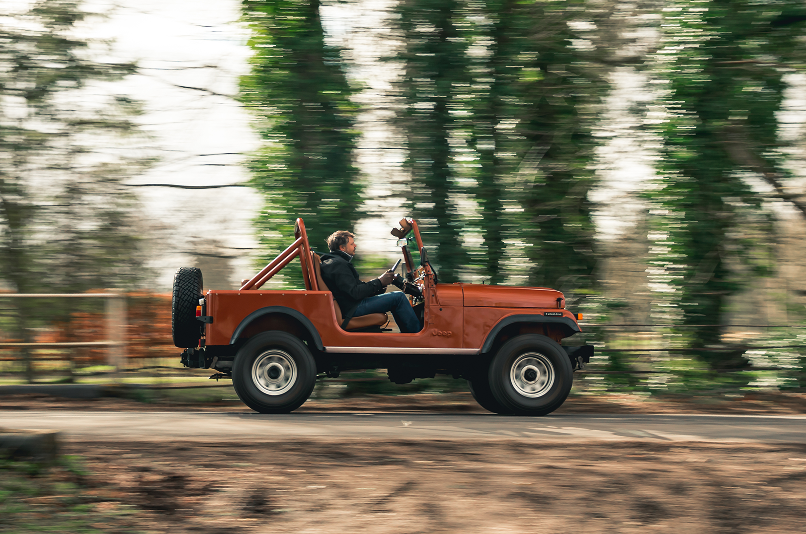 Classic & Sports Car – En vogue off road: Jeep CJ-7 vs Toyota FJ40