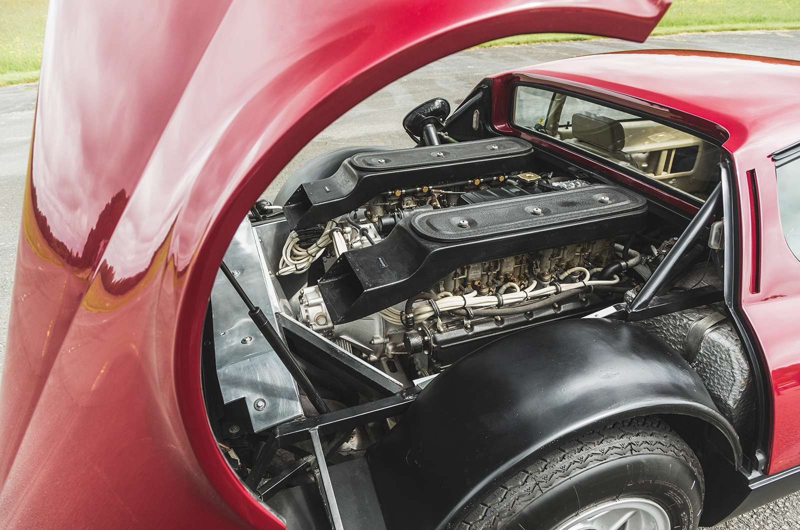 Classic & Sports Car – Supercar legends: Ferrari 365GT4 Berlinetta Boxer fights Maserati Bora for Modena supremacy