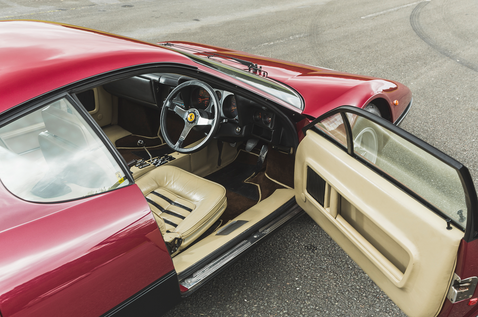 Classic & Sports Car – Supercar legends: Ferrari 365GT4 Berlinetta Boxer fights Maserati Bora for Modena supremacy