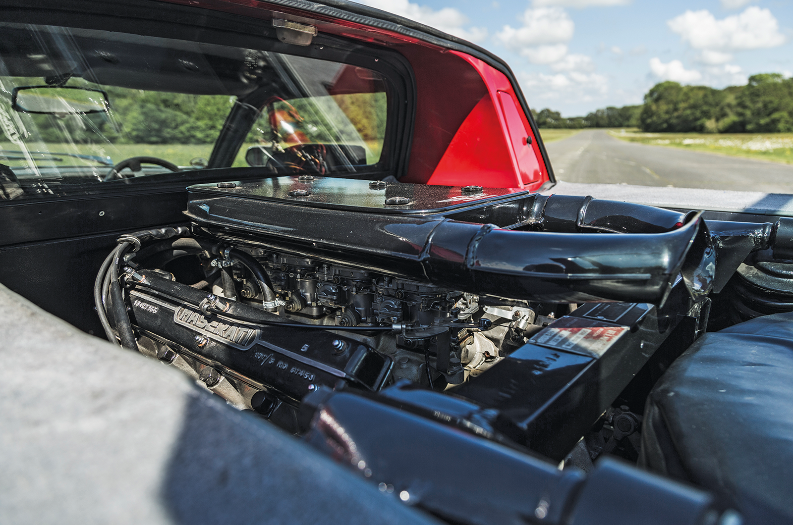 Classic & Sports Car – Supercar legends: Ferrari 365GT4 Berlinetta Boxer fights Maserati Bora for Modena supremacy