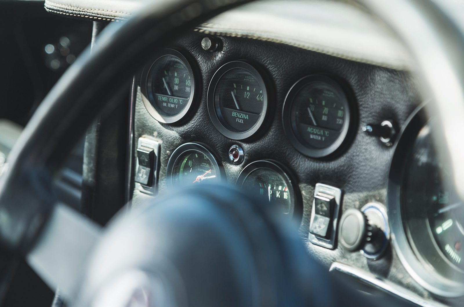 Classic & Sports Car – Supercar legends: Ferrari 365GT4 Berlinetta Boxer fights Maserati Bora for Modena supremacy