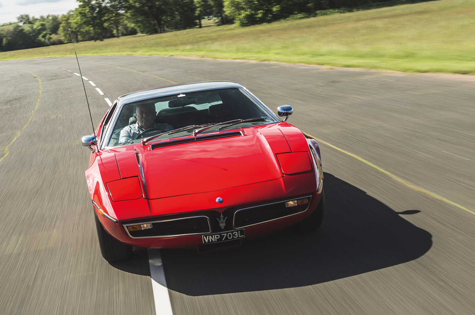 Classic & Sports Car – Supercar legends: Ferrari 365GT4 Berlinetta Boxer fights Maserati Bora for Modena supremacy