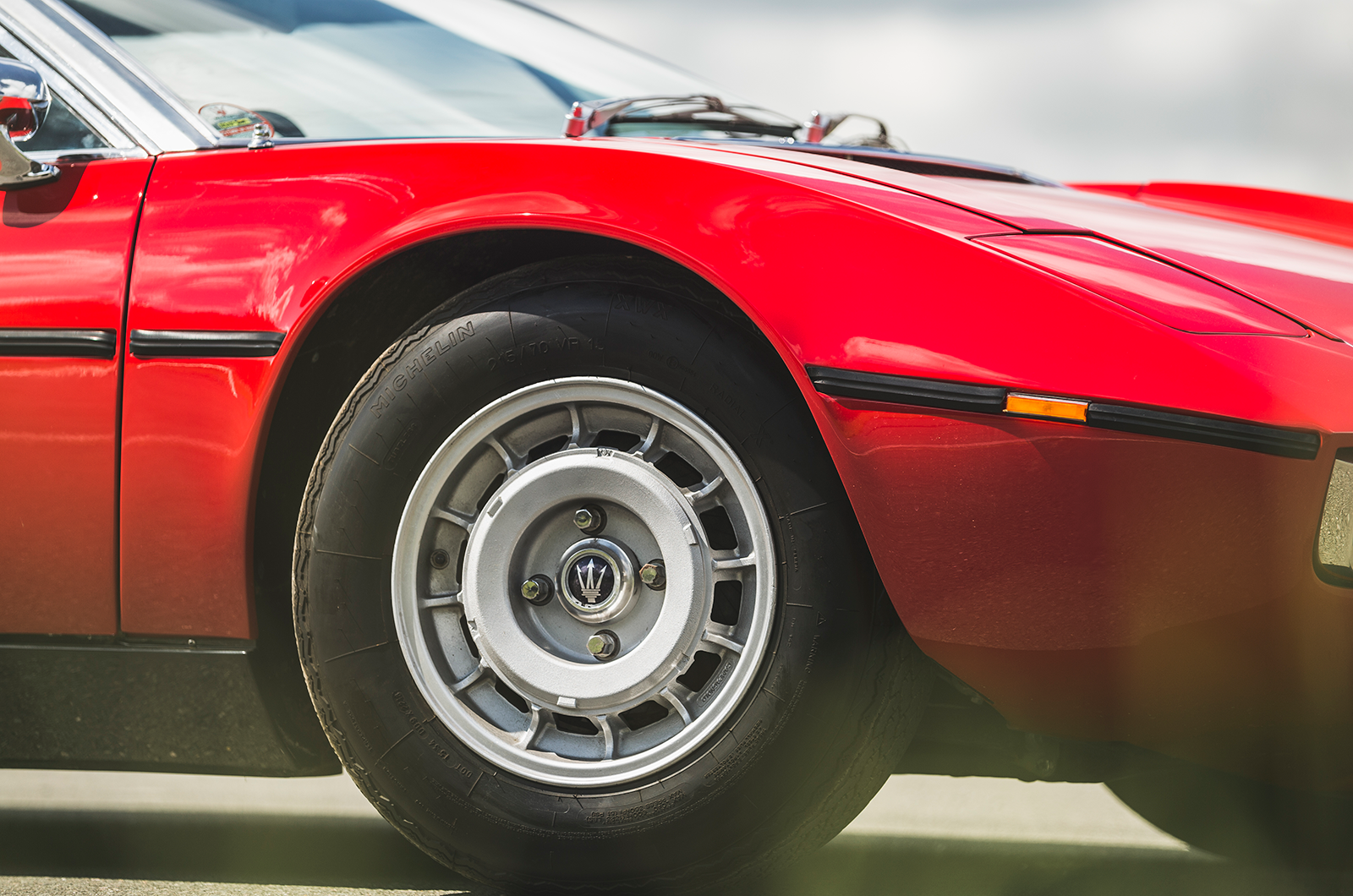 Classic & Sports Car – Supercar legends: Ferrari 365GT4 Berlinetta Boxer fights Maserati Bora for Modena supremacy