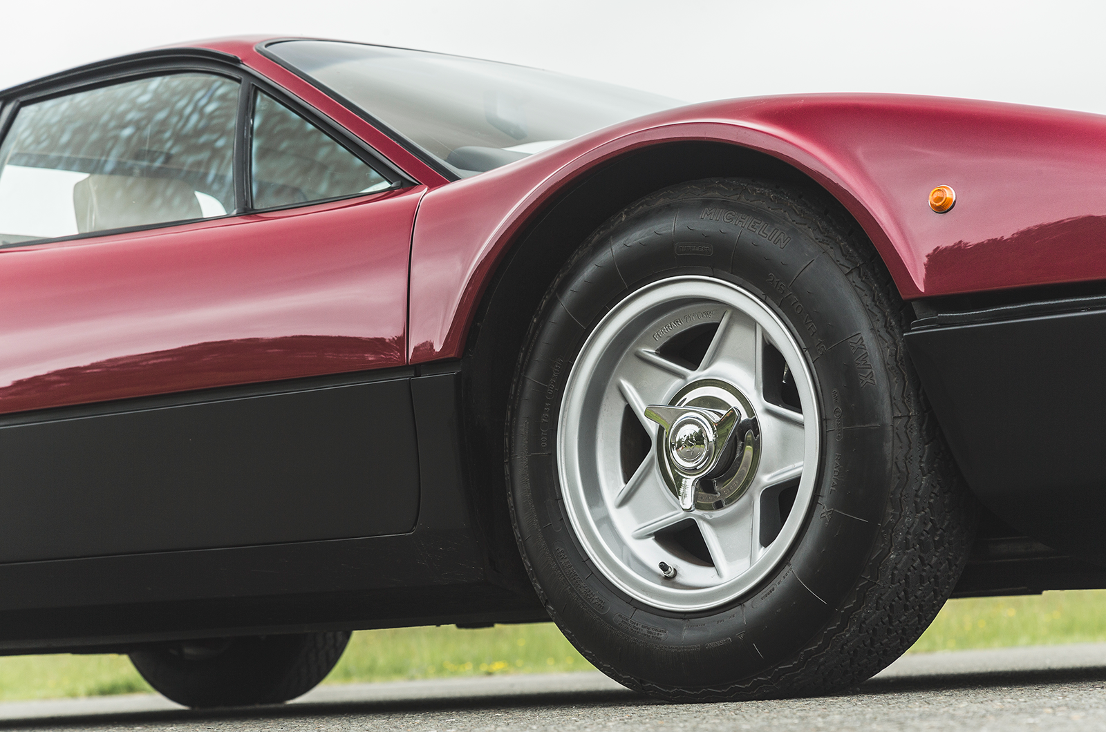 Classic & Sports Car – Supercar legends: Ferrari 365GT4 Berlinetta Boxer fights Maserati Bora for Modena supremacy