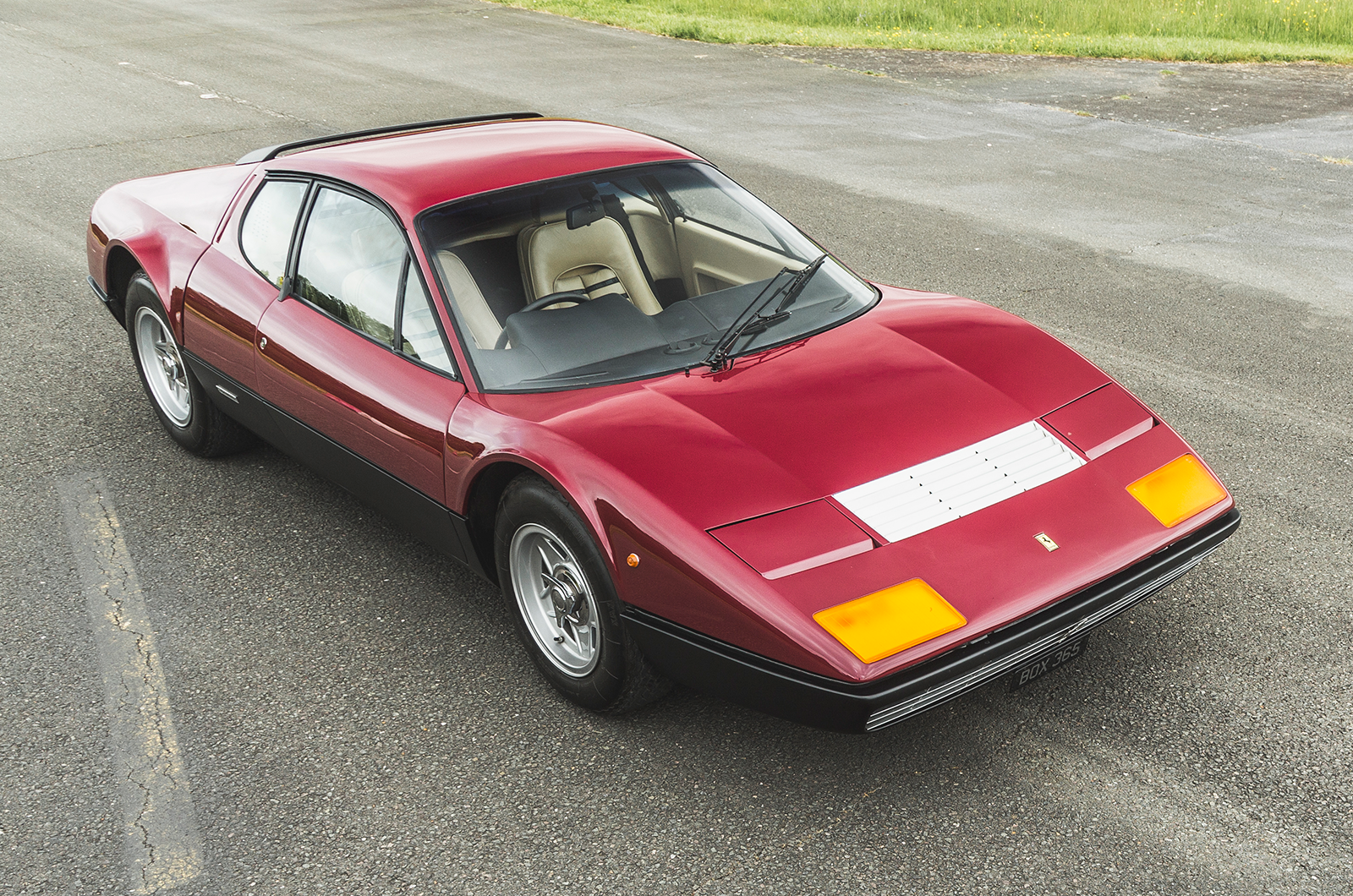 Classic & Sports Car – Supercar legends: Ferrari 365GT4 Berlinetta Boxer fights Maserati Bora for Modena supremacy