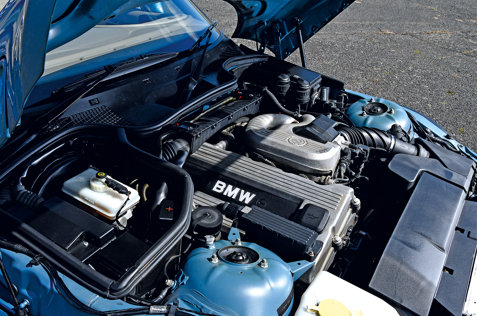 Classic & Sports Car – Bond’s BMWs: Z3, Z8 and 750iL on track