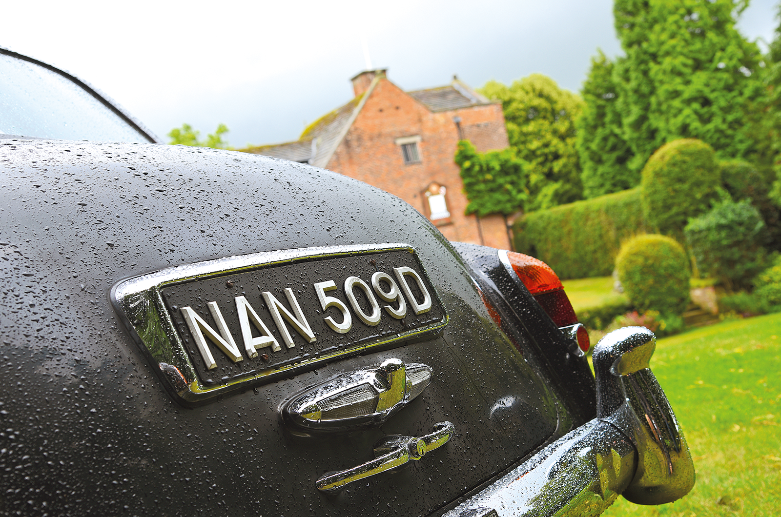 Classic & Sports Car – Rolls-Royce Phantom V: star conveyance