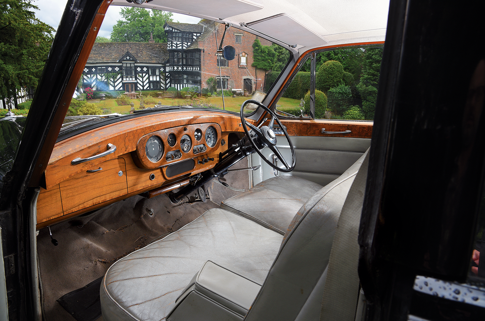 Classic & Sports Car – Rolls-Royce Phantom V: star conveyance