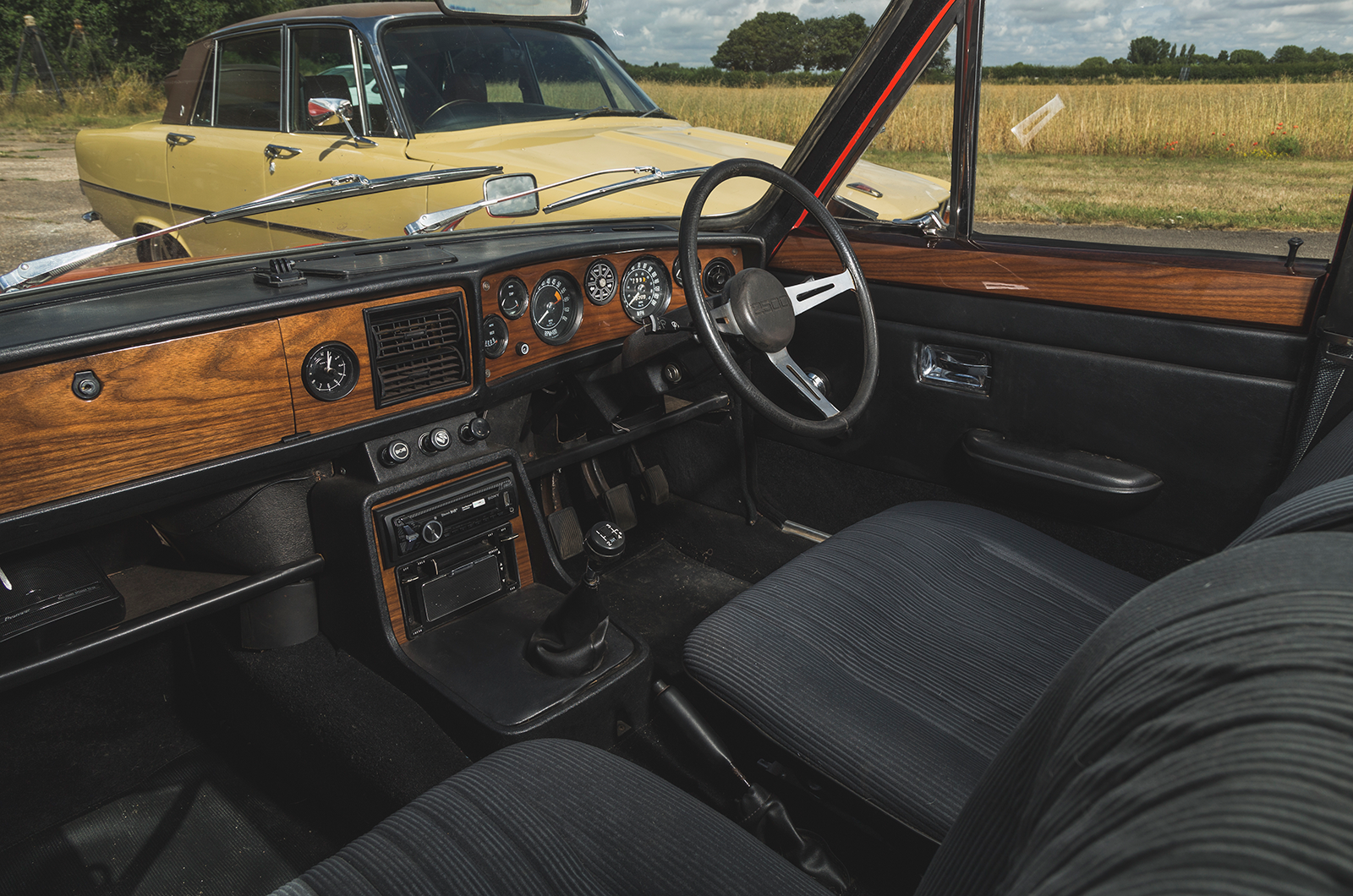 Classic & Sports Car – Saloon bar brawn: Rover P6 3500S vs Triumph 2.5 PI MkII
