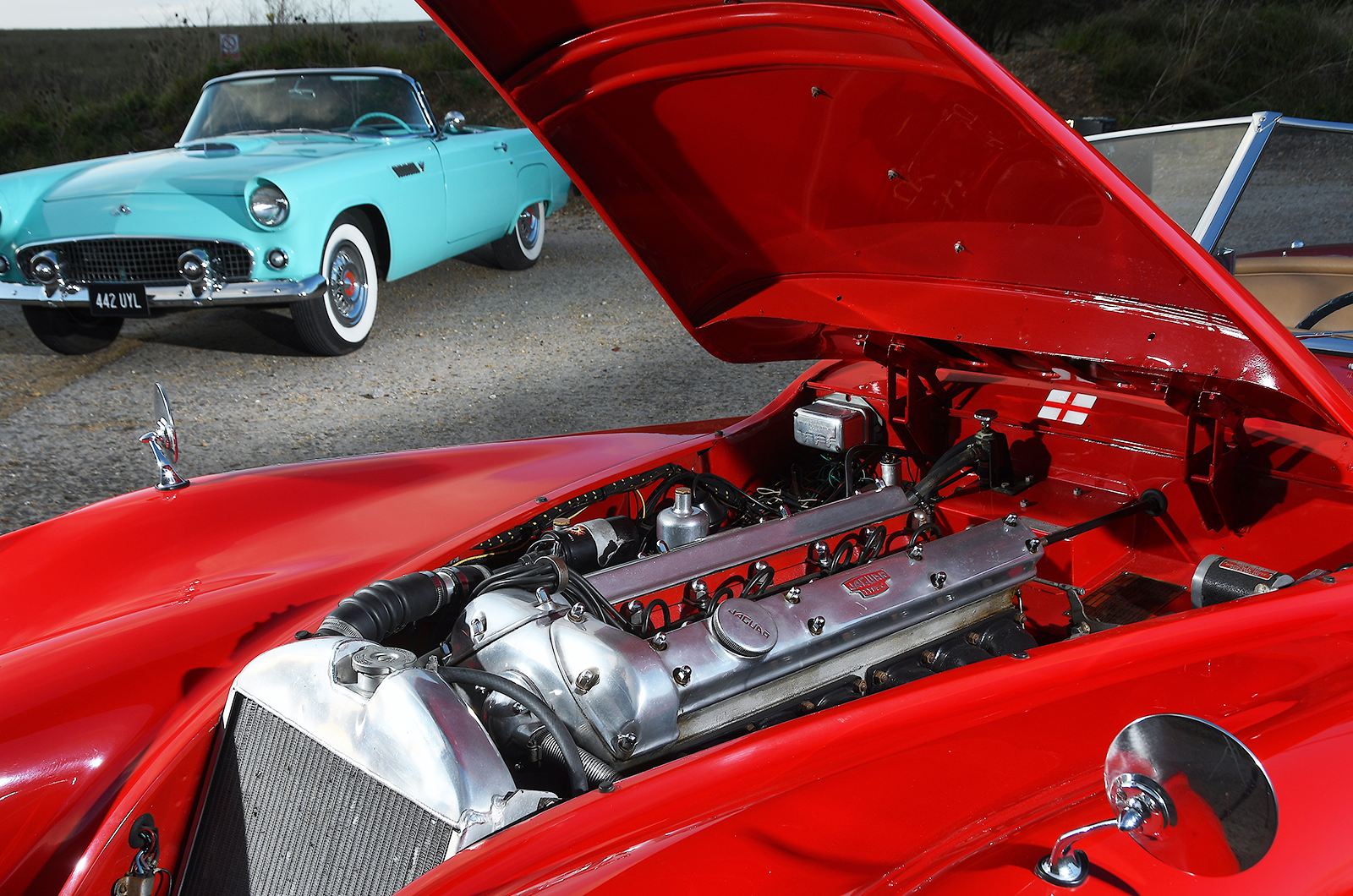 Classic & Sports Car – Glitz & CL Amour: Jaguar XK140 and Ford Thunderbird