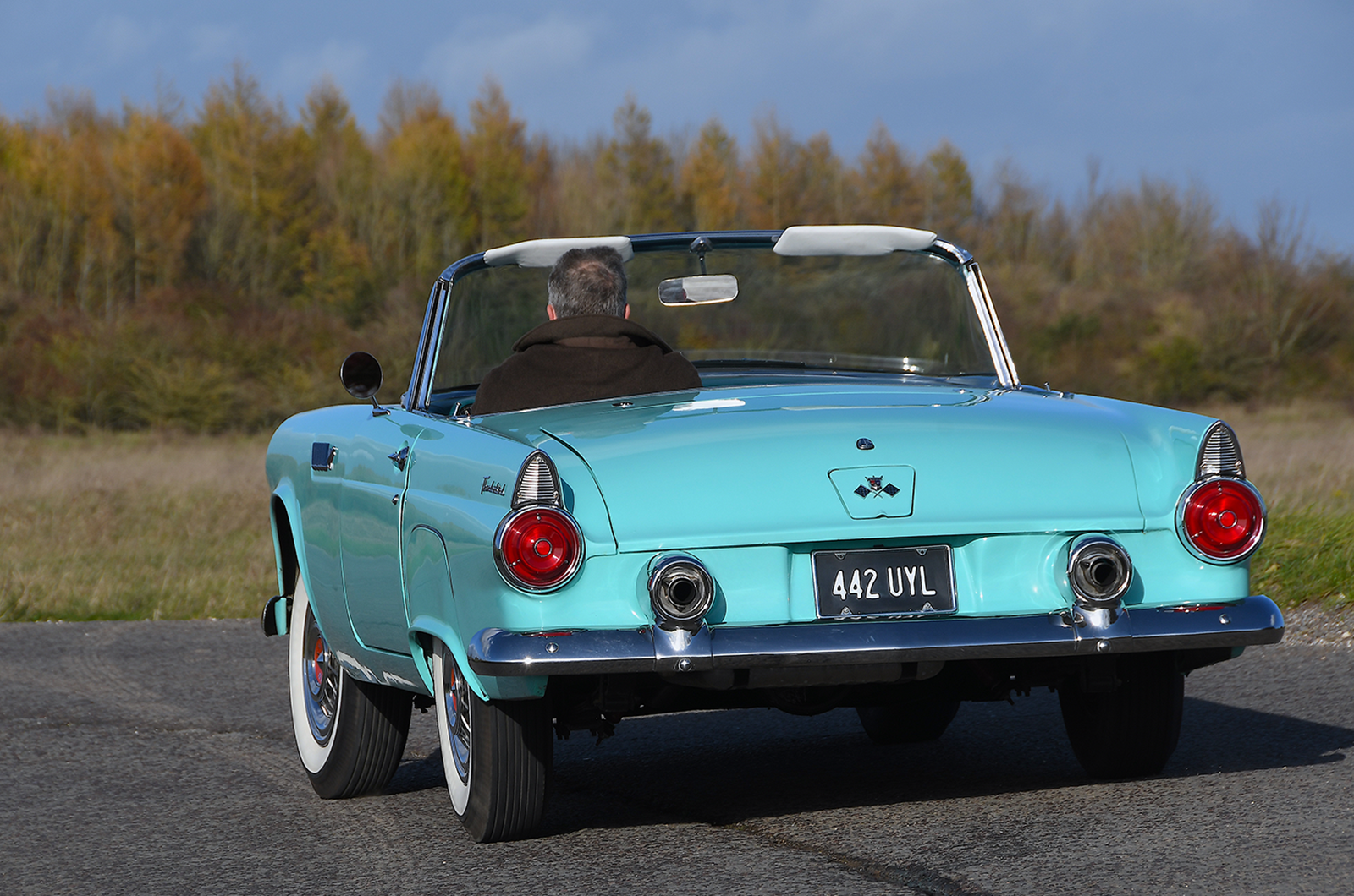 Classic & Sports Car – Glitz & CL Amour: Jaguar XK140 and Ford Thunderbird