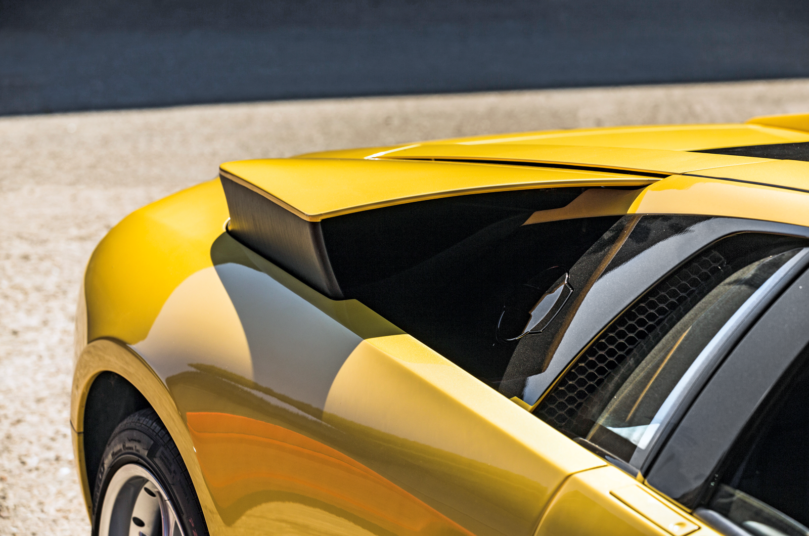 Classic & Sports Car – Better by the dozen: Lamborghini Murciélago vs Aston Martin Vanquish S vs Ferrari 575M