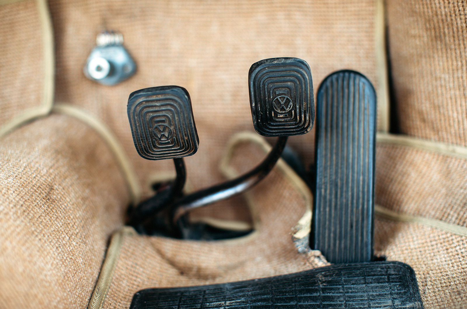 Classic & Sports Car – Horizontally opposed: Panhard 24CT vs Volkswagen Karmann Ghia