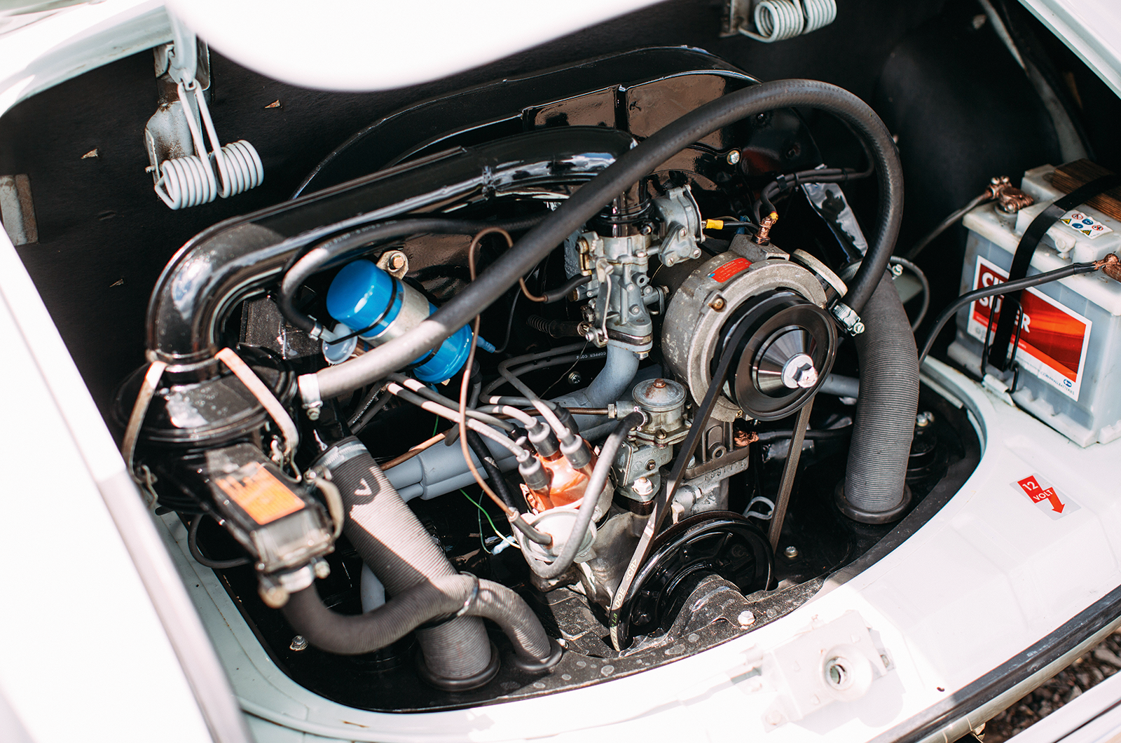 Classic & Sports Car – Horizontally opposed: Panhard 24CT vs Volkswagen Karmann Ghia