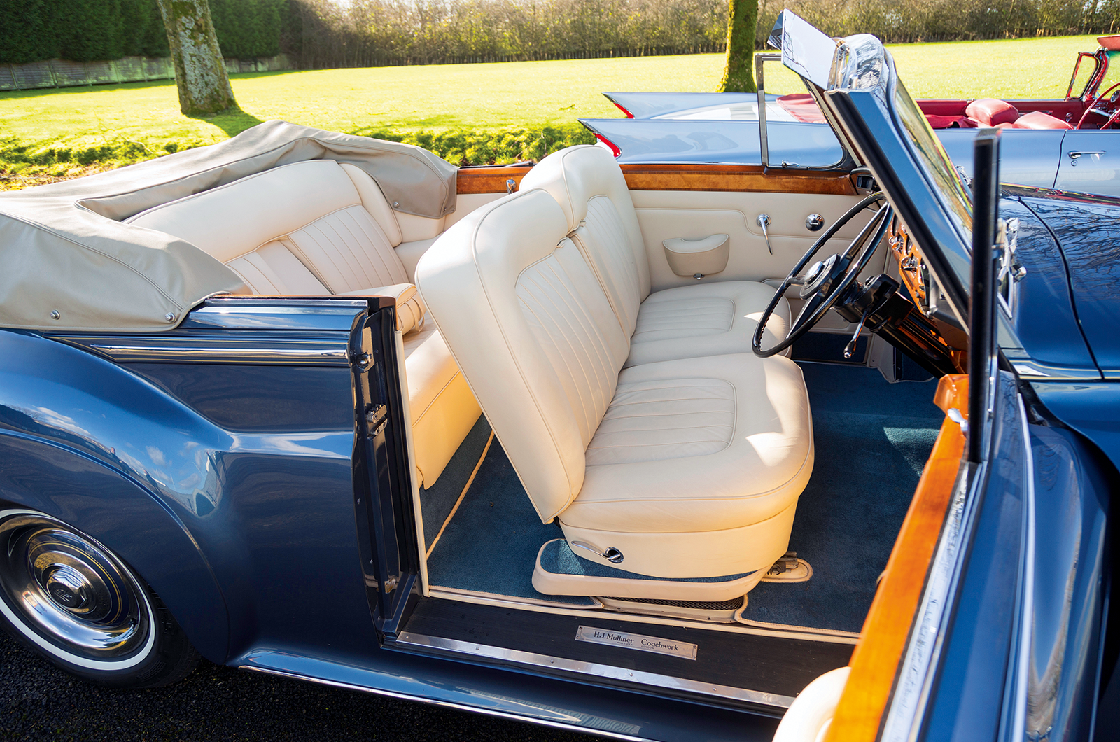 Classic & Sports Car - Rolls-Royce Silver Cloud III Adaptation Drophead Coupé vs Cadillac Series 62 Convertible Coupe: the sky is the limit