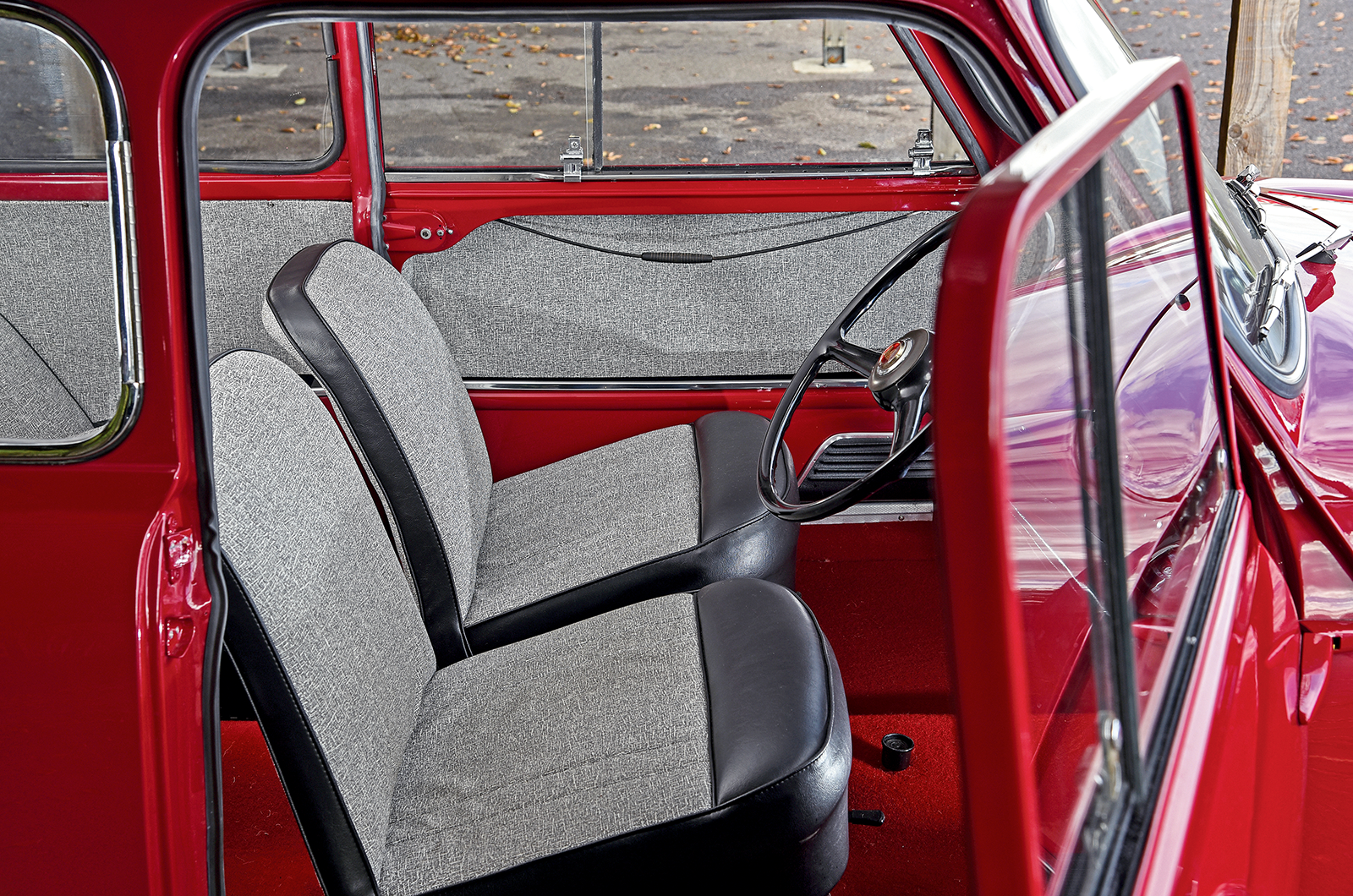 Classic & Sports Car - Morris Mini-Minor: going round again