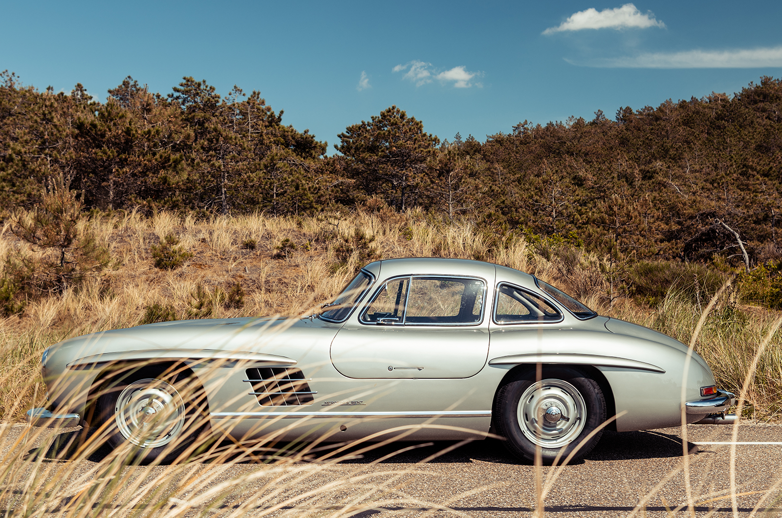 Classic & Sports Car – Aston Martin DB5 vs Mercedes-Benz 300SL vs Ferrari 275GTB: million dollar babies