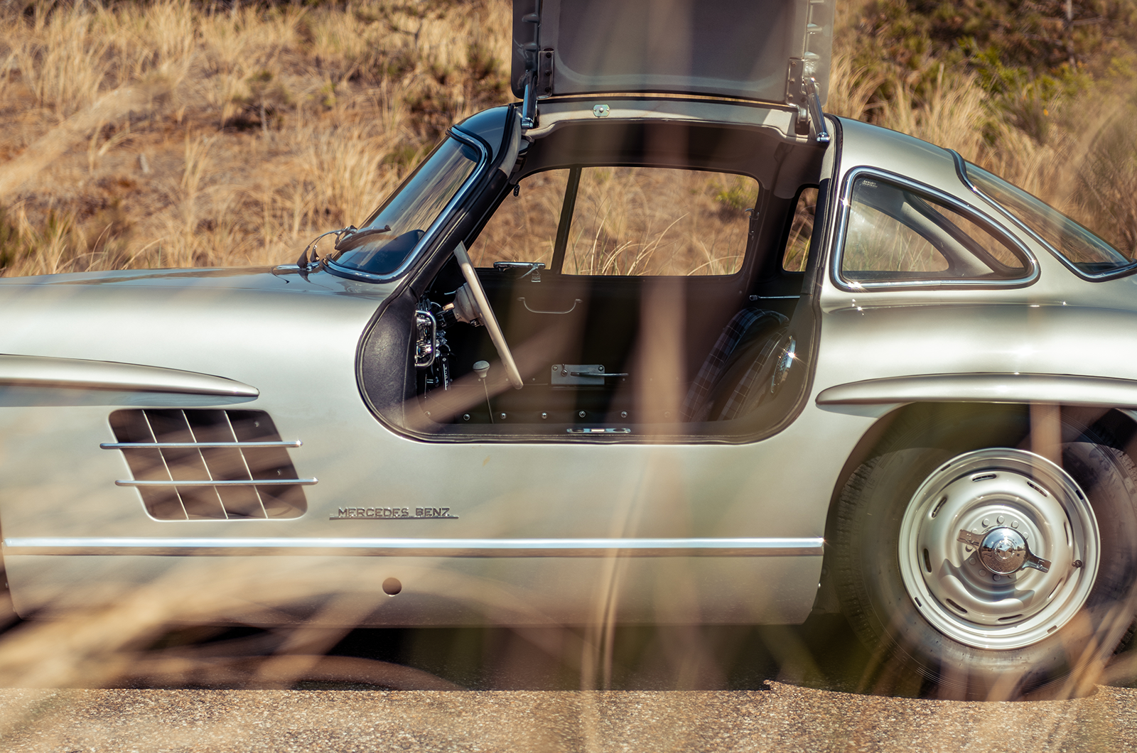 Classic & Sports Car – Aston Martin DB5 vs Mercedes-Benz 300SL vs Ferrari 275GTB: million dollar babies