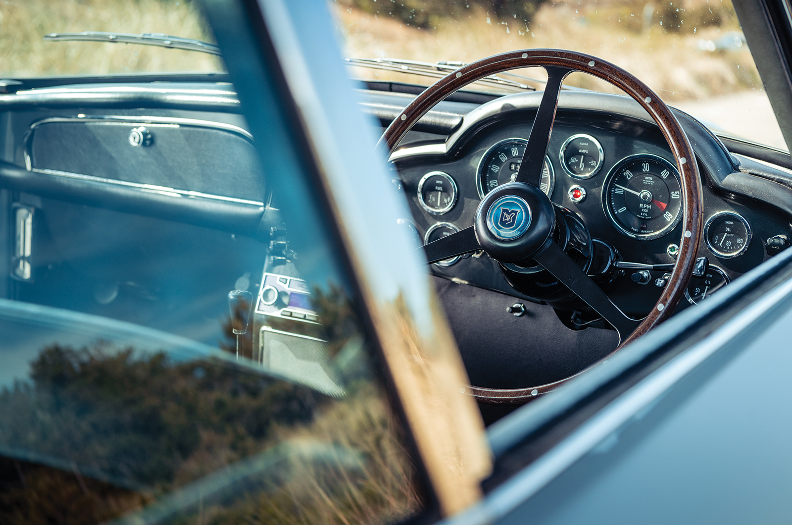 Classic & Sports Car – Aston Martin DB5 vs Mercedes-Benz 300SL vs Ferrari 275GTB: million dollar babies